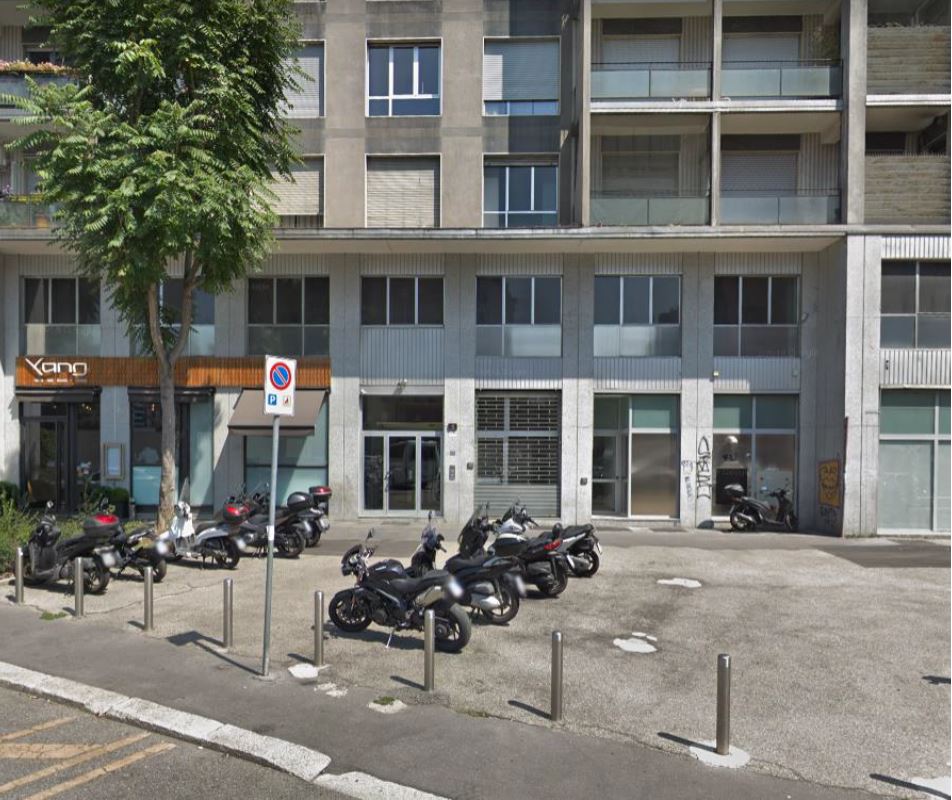 Descrizione: Negozio con bagni, ingresso e quattro vetrine su Via Cardano, con ampio locale sotto-negozio al seminterrato. N.C.E.U. Foglio 267 Particella 73 Sub. 84. Mq. 262,5. Libero.Piena proprietà