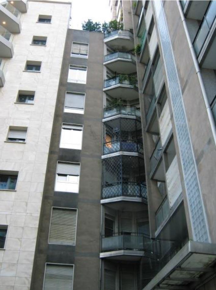 Descrizione: Negozio con bagni, ingresso e quattro vetrine su Via Cardano, con ampio locale sotto-negozio al seminterrato. N.C.E.U. Foglio 267 Particella 73 Sub. 84. Mq. 262,5. Libero.Piena proprietà