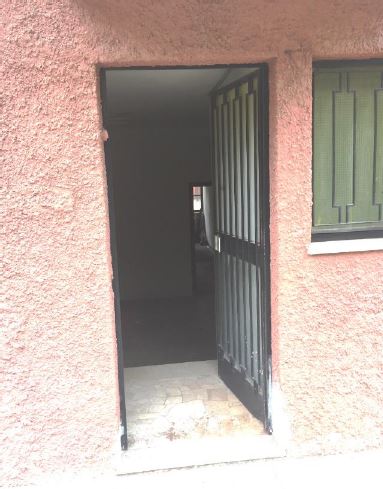 Descrizione: Magazzino al piano seminterrato costituito da quattro distinti locali e bagno. N.C.E.U. Foglio 131 Particella 395 Sub. 76. Mq. 101. Libero.Piena proprietà