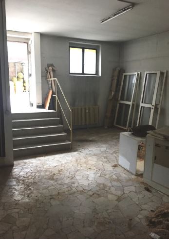 Descrizione: Magazzino al piano seminterrato costituito da quattro distinti locali e bagno. N.C.E.U. Foglio 131 Particella 395 Sub. 76. Mq. 101. Libero.Piena proprietà