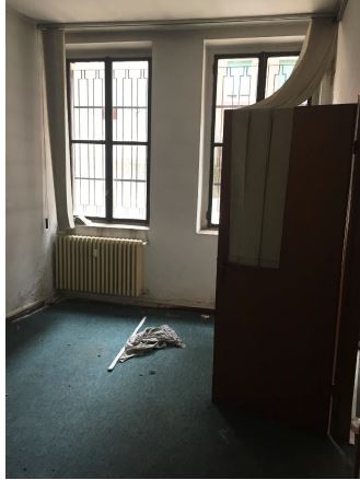 Descrizione: Magazzino al piano seminterrato costituito da quattro distinti locali e bagno. N.C.E.U. Foglio 131 Particella 395 Sub. 76. Mq. 101. Libero.Piena proprietà