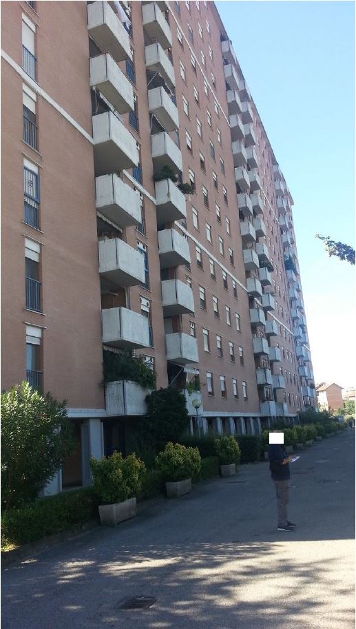 Descrizione: Appartamento composto da zona ingresso, tre vani, cucina abitabile, bagno, vano wc, ripostiglio, corridoio e balcone+cantina al piano terra. N.C.E.U. Foglio 629 Particella 98 Sub. 21. Mq. 82. Libero.Piena proprietà