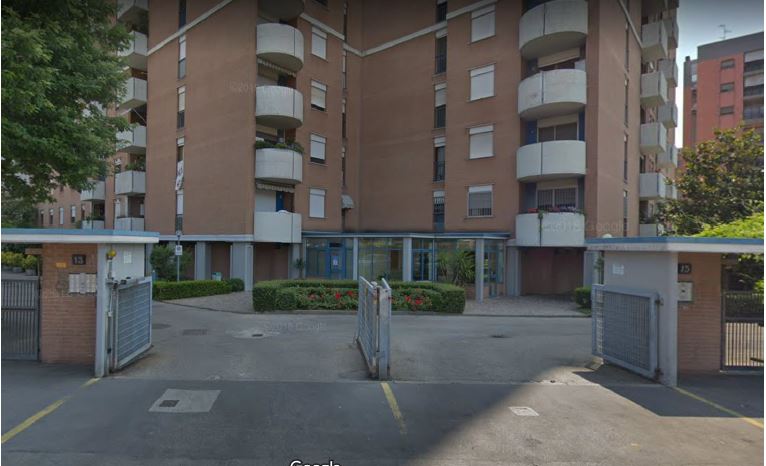 Descrizione: Appartamento composto da zona ingresso, tre vani, cucina abitabile, bagno, vano wc, ripostiglio, corridoio e balcone+cantina al piano terra. N.C.E.U. Foglio 629 Particella 98 Sub. 21. Mq. 82. Libero.Piena proprietà