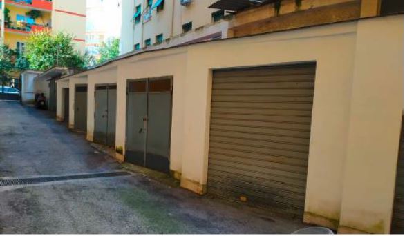 In NAPOLI, CAP - 80100 VIA RAFFAELE LIBROIA, 7,  piano S1, int. 1. Descrizione: Laboratorio al piano seminterrato. Mq. 169. N.C.E.U.Foglio 8 Particella 910 Sub. 26. Libero.Piena proprietà
