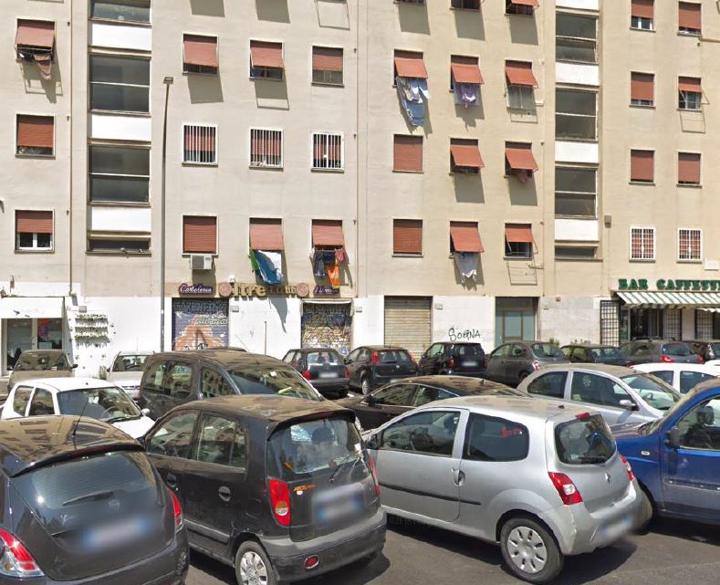 In ROMA, CAP - 00175 VIA TARQUINIO  COLLATINO, 135-137, piano TE, int. 11. Descrizione: Negozio composto da un ampio locale con due ingressi-vetrina su strada, tre locali accessori e bagno. Mq. 90. N.C.E.U.Foglio 956 Particella 272 Sub. 502. LIBERO.PIENA PROPRIETA'