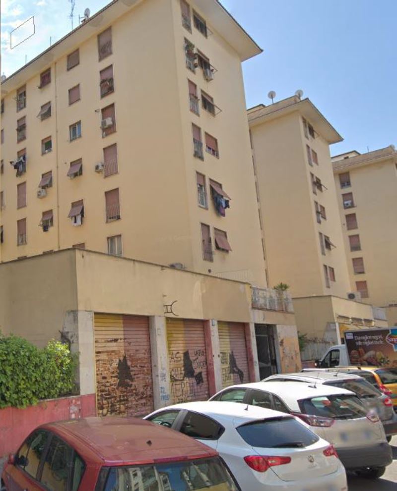 In ROMA, CAP - 00175 VIA LUCIO MUMMIO, 20, piano TE, int. 3. Descrizione: Negozio composto da un ampio locale, un locale accessorio, bagno ed ha una porta/vetrina su strada. Mq. 37. N.C.E.U.Foglio 956 Particella 303 Sub. 4. LIBERO.PIENA PROPRIETA'