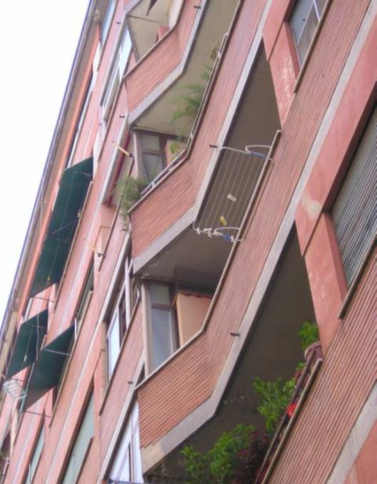In ROMA, CAP - 00146 VIALE VICOPISANO, 48-50, piano TE. Descrizione: Negozio al piano terra costituito da unico grande ambiente con doppio ingresso su strada e bagno. Mq. 134. N.C.E.U.Foglio 812 Particella 286 Sub. 506. LIBERO.PIENA PROPRIETA'