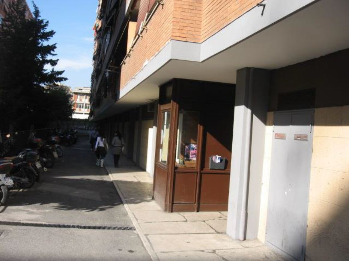In ROMA, CAP - 00146 VIA PIEVE FOSCIANA, 94/96/98, piano TE, int. 2. Descrizione: Negozio al piano terra costituito da unico grande ambiente con bagno. Mq. 200. N.C.E.U.Foglio 812 Particella 287 Sub. 800. LIBERO.PIENA PROPRIETA'