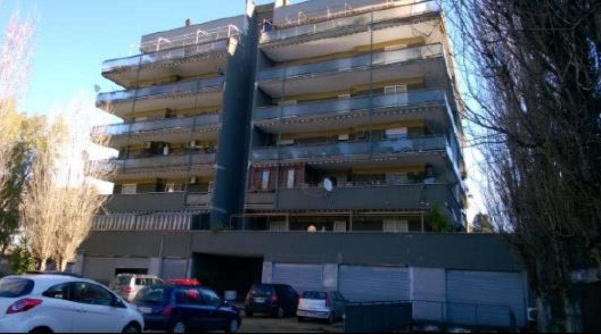 In ROMA, CAP - 00126 VIA DI DRAGONCELLO, 573, piano TE, int. 7. Descrizione: Negozio al piano terra composto da un locale molto ampio e da un bagno con antibagno ed ha una sola porta di ingresso. Mq. 60. N.C.E.U.Foglio 1104 Particella 2436 Sub. 66. LIBERO.PIENA PROPRIETA'