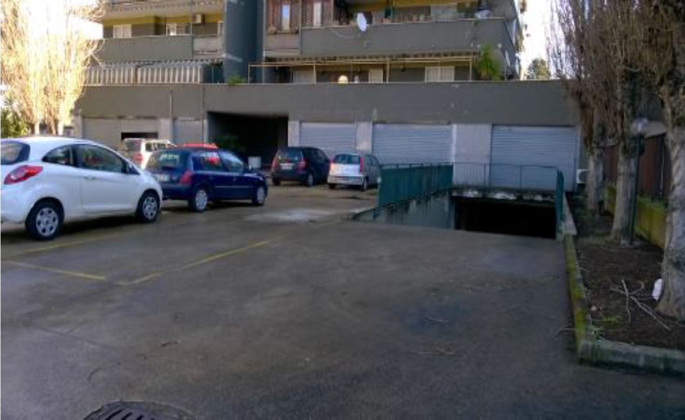 In ROMA, CAP - 00126 VIA DI DRAGONCELLO, 573, piano TE, int. 7. Descrizione: Negozio al piano terra composto da un locale molto ampio e da un bagno con antibagno ed ha una sola porta di ingresso. Mq. 60. N.C.E.U.Foglio 1104 Particella 2436 Sub. 66. LIBERO.PIENA PROPRIETA'