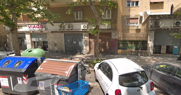 In ROMA, CAP - 00175 VIA FLAVIO STILICONE, 127, piano TE, int. 18. Descrizione: Negozio al piano terra composto da locale ingresso e locale di retro quest'ultimo dispone WC. Mq. 93. N.C.E.U.Foglio 956 Particella 198 Sub. 2. LIBERO.PIENA PROPRIETA'