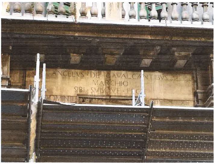 Appartamento al 4° piano, (in Catasto piano 5), del fabbricato denominato “Palazzo Cavalcanti” Comune di Napoli, quartiere Montecalvario,Via Toledo n. 348. L’unità immobiliare ha accesso dalla scala condominiale “B”, e confina a Sud con cortile condominiale dove ha affaccio, ad Ovest con altre unità immobiliari del medesimo edificio, a Nord con Vico Galluppi e ad Est con Via Toledo su cui ha affaccio.