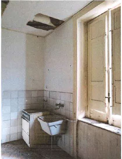 Appartamento al 4° piano, (in Catasto piano 5), del fabbricato denominato “Palazzo Cavalcanti” Comune di Napoli, quartiere Montecalvario,Via Toledo n. 348. L’unità immobiliare ha accesso dalla scala condominiale “B”, e confina a Sud con cortile condominiale dove ha affaccio, ad Ovest con altre unità immobiliari del medesimo edificio, a Nord con Vico Galluppi e ad Est con Via Toledo su cui ha affaccio.