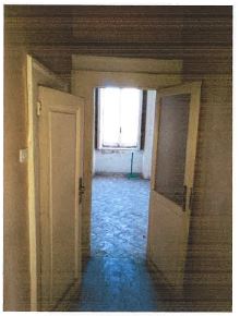 Appartamento al 4° piano, (in Catasto piano 5), del fabbricato denominato “Palazzo Cavalcanti” Comune di Napoli, quartiere Montecalvario,Via Toledo n. 348. L’unità immobiliare ha accesso dalla scala condominiale “B”, e confina a Sud con cortile condominiale dove ha affaccio, ad Ovest con altre unità immobiliari del medesimo edificio, a Nord con Vico Galluppi e ad Est con Via Toledo su cui ha affaccio.