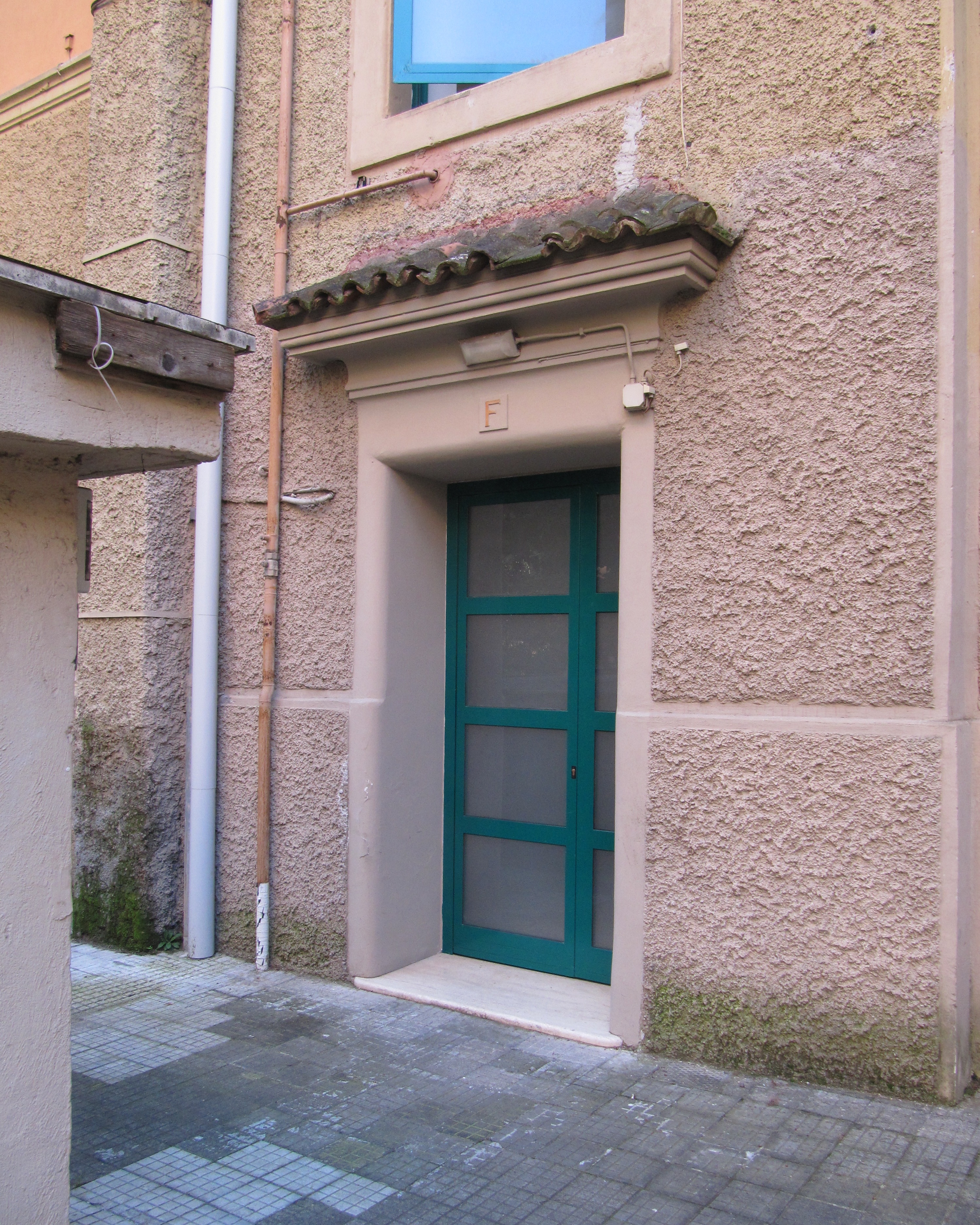 APPARTAMENTO DI 3,5 VANI SENZA ASCENSORE. Mq. 57. Identificativi catastali categoria A2- foglio 373 part. 65 sub 37. Libero. LE VISITE PRESSO GLI IMMOBILI SARANNO ESEGUITE ESCLUSIVAMENTE NEI GIORNI E ORARI INDICATI NEL CAMPO NOTE, PREVIA PRENOTAZIONE OBBLIGATORIA DA EFFETTUARSI A MEZZO MAIL ALL'INDIRIZZO prenotazione.alloggi@aterroma.it TASSATIVAMENTE ENTRO LE ORE 14:00 DEL GIORNO FERIALE PRECEDENTE A QUELLO PREVISTO PER LA VISITA.