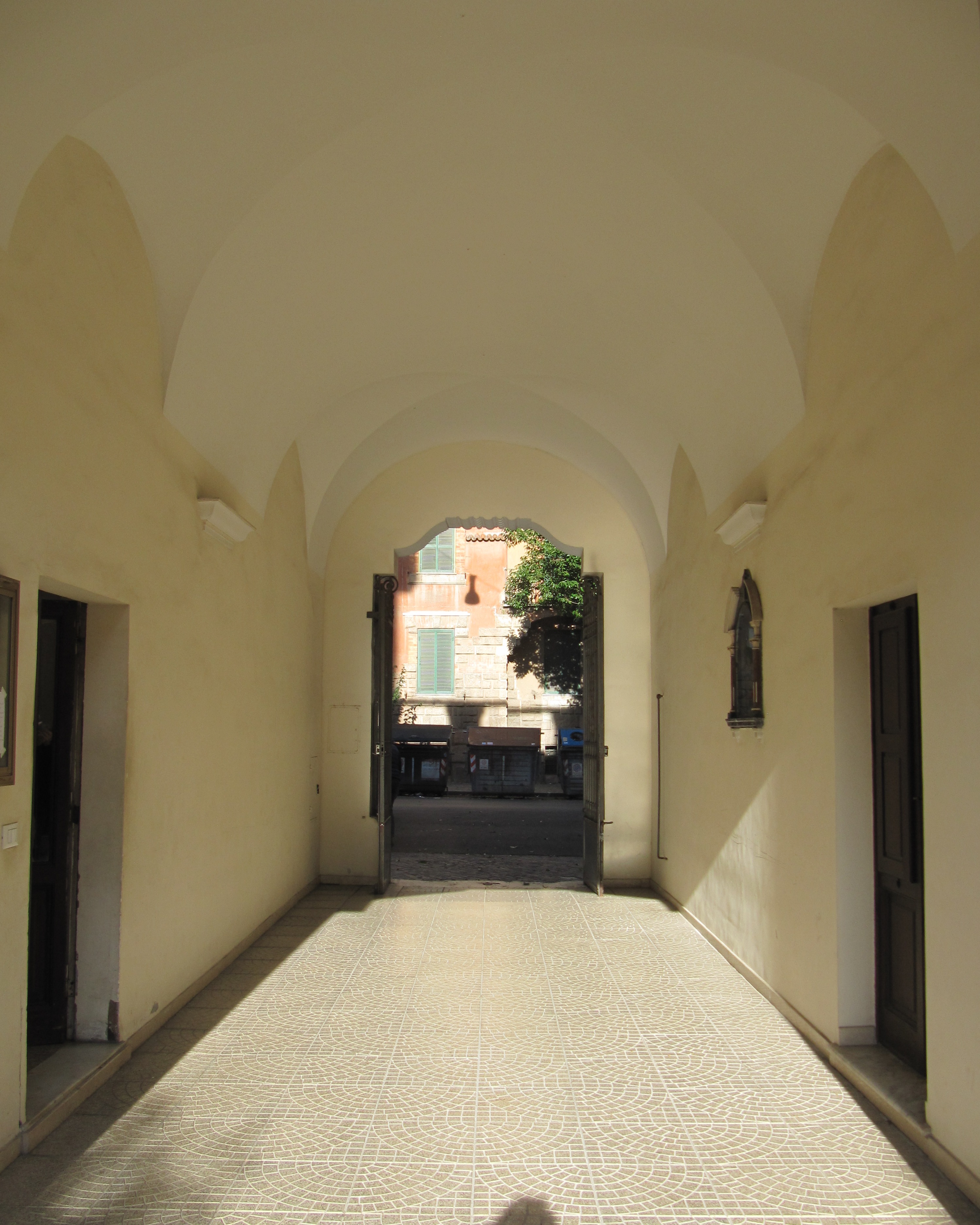 APPARTAMENTO DI 3,5 VANI SENZA ASCENSORE. Mq. 57. Identificativi catastali categoria A2- foglio 373 part. 65 sub 37. Libero. LE VISITE PRESSO GLI IMMOBILI SARANNO ESEGUITE ESCLUSIVAMENTE NEI GIORNI E ORARI INDICATI NEL CAMPO NOTE, PREVIA PRENOTAZIONE OBBLIGATORIA DA EFFETTUARSI A MEZZO MAIL ALL'INDIRIZZO prenotazione.alloggi@aterroma.it TASSATIVAMENTE ENTRO LE ORE 14:00 DEL GIORNO FERIALE PRECEDENTE A QUELLO PREVISTO PER LA VISITA.