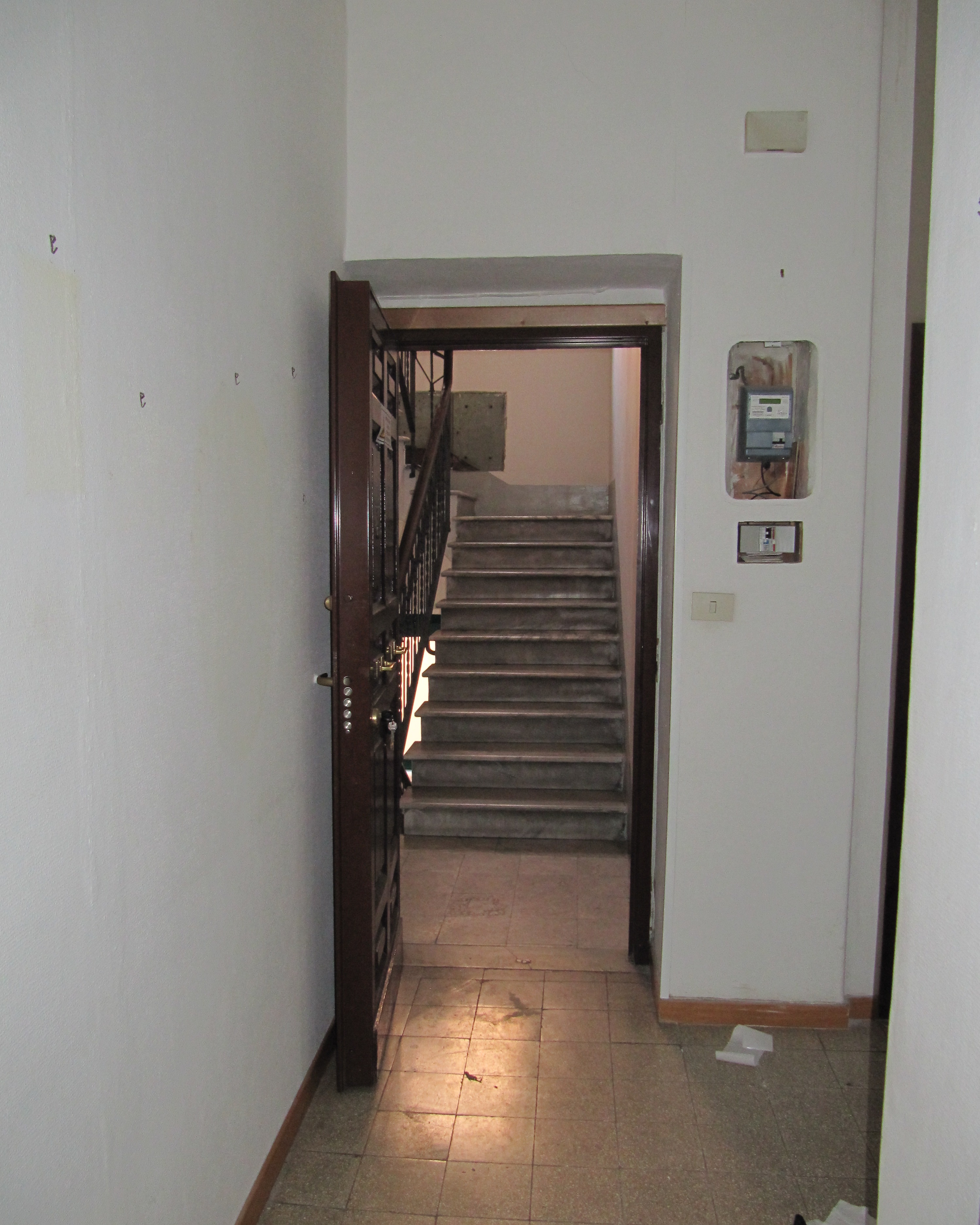 APPARTAMENTO DI 3,5 VANI SENZA ASCENSORE. Mq. 57. Identificativi catastali categoria A2- foglio 373 part. 65 sub 37. Libero. LE VISITE PRESSO GLI IMMOBILI SARANNO ESEGUITE ESCLUSIVAMENTE NEI GIORNI E ORARI INDICATI NEL CAMPO NOTE, PREVIA PRENOTAZIONE OBBLIGATORIA DA EFFETTUARSI A MEZZO MAIL ALL'INDIRIZZO prenotazione.alloggi@aterroma.it TASSATIVAMENTE ENTRO LE ORE 14:00 DEL GIORNO FERIALE PRECEDENTE A QUELLO PREVISTO PER LA VISITA.
