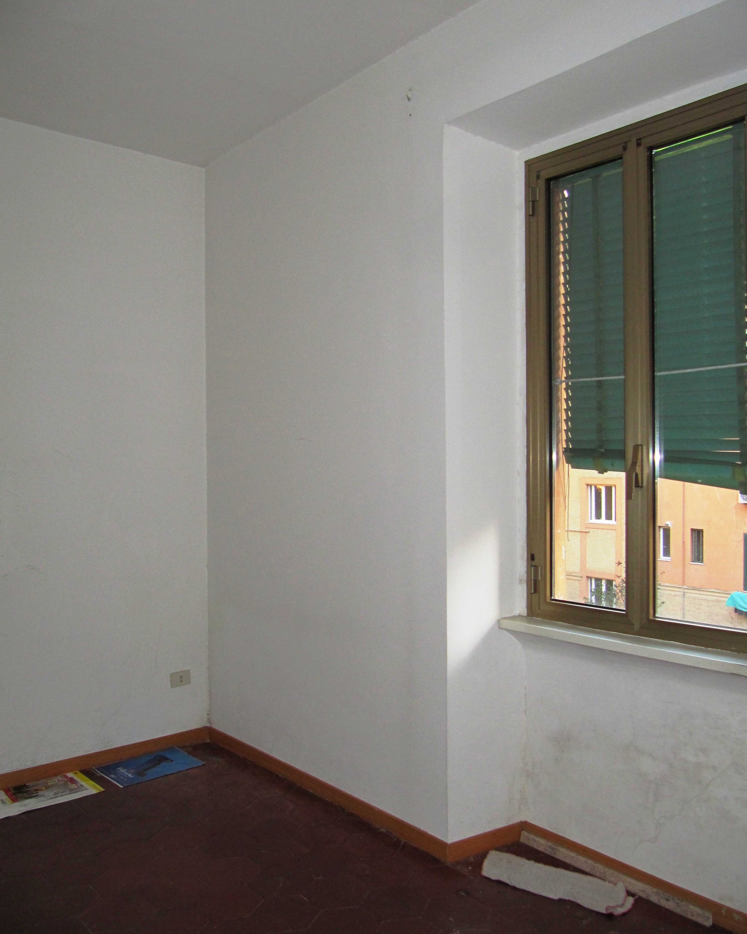 APPARTAMENTO DI 3,5 VANI SENZA ASCENSORE. Mq. 57. Identificativi catastali categoria A2- foglio 373 part. 65 sub 37. Libero. LE VISITE PRESSO GLI IMMOBILI SARANNO ESEGUITE ESCLUSIVAMENTE NEI GIORNI E ORARI INDICATI NEL CAMPO NOTE, PREVIA PRENOTAZIONE OBBLIGATORIA DA EFFETTUARSI A MEZZO MAIL ALL'INDIRIZZO prenotazione.alloggi@aterroma.it TASSATIVAMENTE ENTRO LE ORE 14:00 DEL GIORNO FERIALE PRECEDENTE A QUELLO PREVISTO PER LA VISITA.