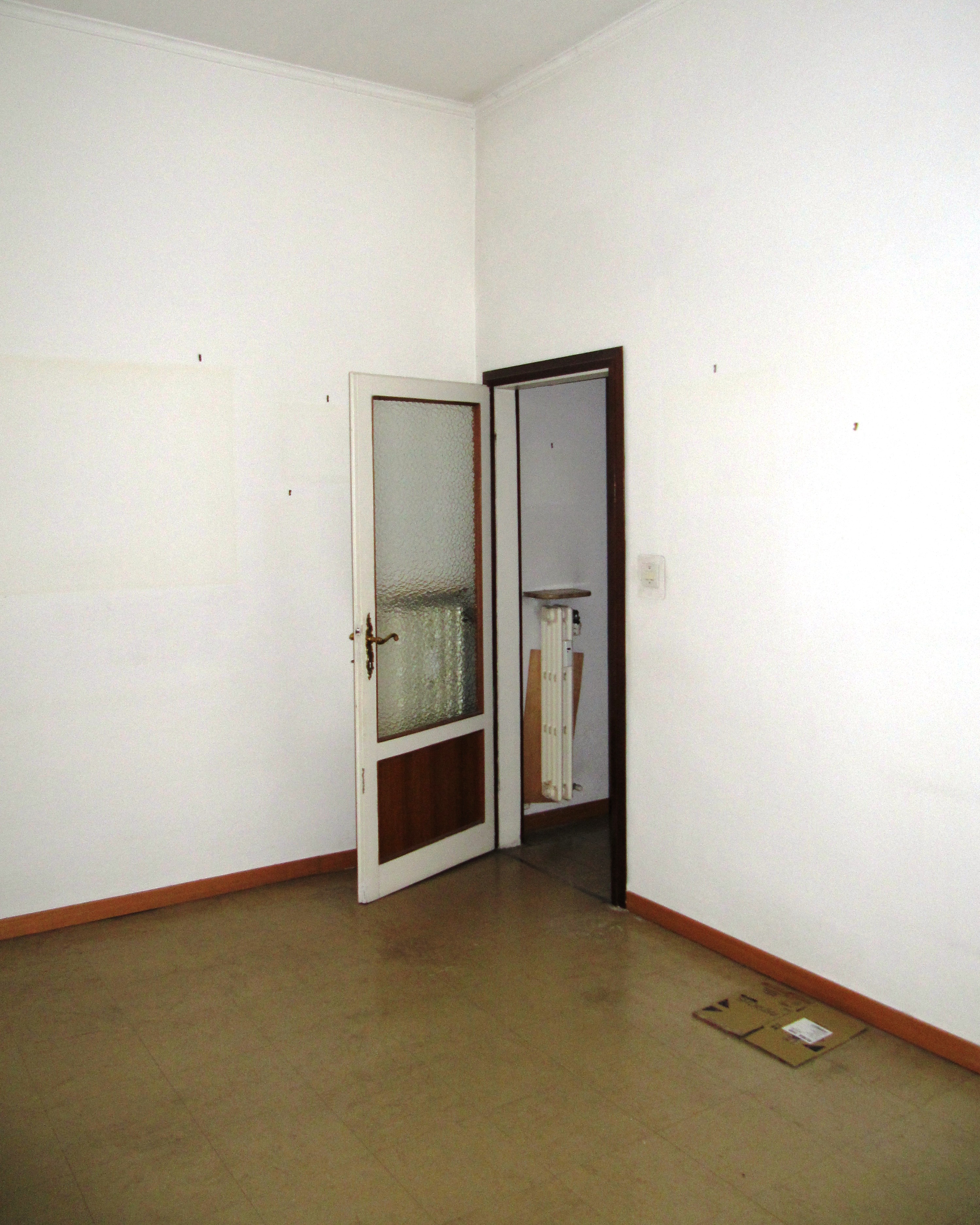 APPARTAMENTO DI 3,5 VANI SENZA ASCENSORE. Mq. 57. Identificativi catastali categoria A2- foglio 373 part. 65 sub 37. Libero. LE VISITE PRESSO GLI IMMOBILI SARANNO ESEGUITE ESCLUSIVAMENTE NEI GIORNI E ORARI INDICATI NEL CAMPO NOTE, PREVIA PRENOTAZIONE OBBLIGATORIA DA EFFETTUARSI A MEZZO MAIL ALL'INDIRIZZO prenotazione.alloggi@aterroma.it TASSATIVAMENTE ENTRO LE ORE 14:00 DEL GIORNO FERIALE PRECEDENTE A QUELLO PREVISTO PER LA VISITA.