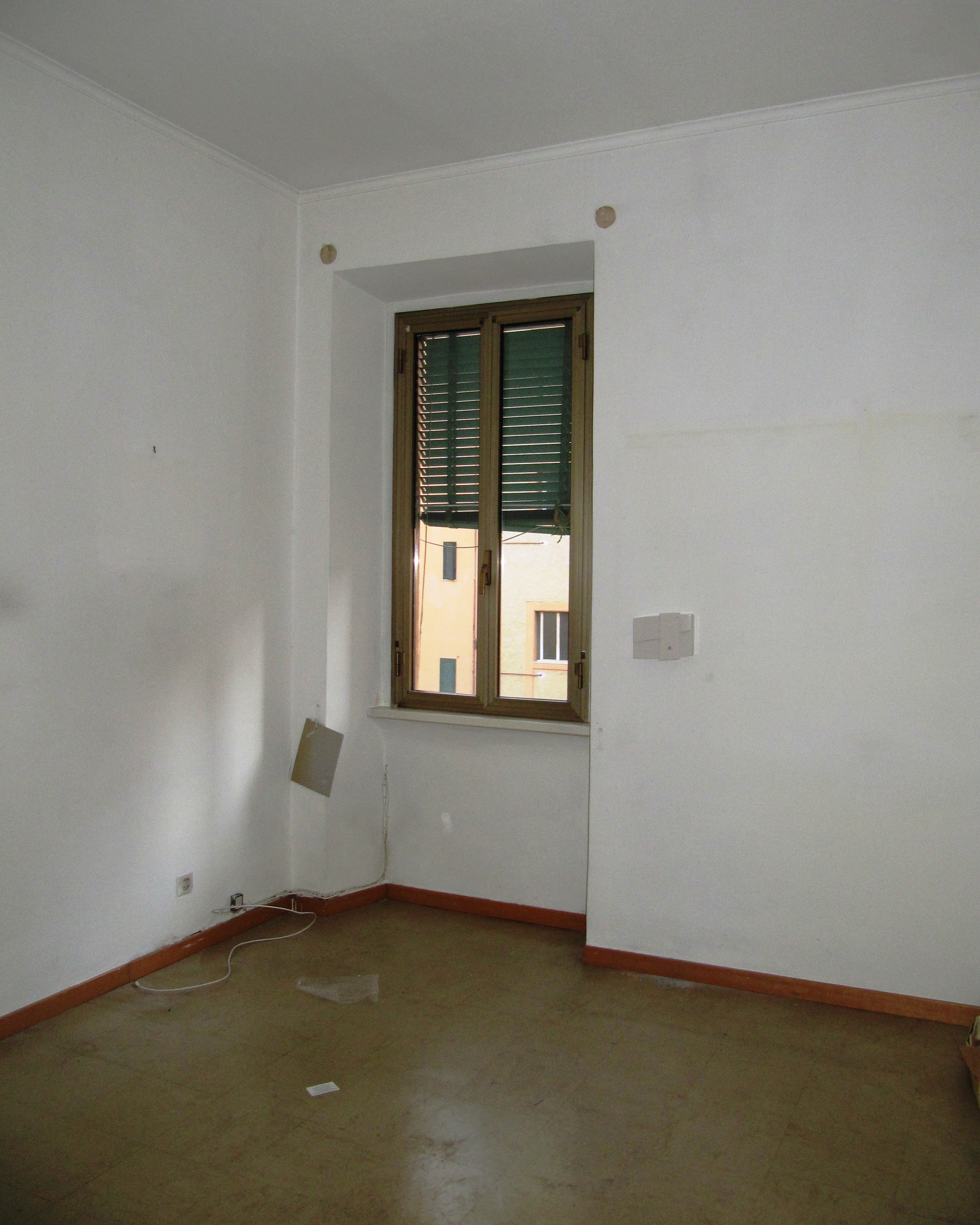 APPARTAMENTO DI 3,5 VANI SENZA ASCENSORE. Mq. 57. Identificativi catastali categoria A2- foglio 373 part. 65 sub 37. Libero. LE VISITE PRESSO GLI IMMOBILI SARANNO ESEGUITE ESCLUSIVAMENTE NEI GIORNI E ORARI INDICATI NEL CAMPO NOTE, PREVIA PRENOTAZIONE OBBLIGATORIA DA EFFETTUARSI A MEZZO MAIL ALL'INDIRIZZO prenotazione.alloggi@aterroma.it TASSATIVAMENTE ENTRO LE ORE 14:00 DEL GIORNO FERIALE PRECEDENTE A QUELLO PREVISTO PER LA VISITA.