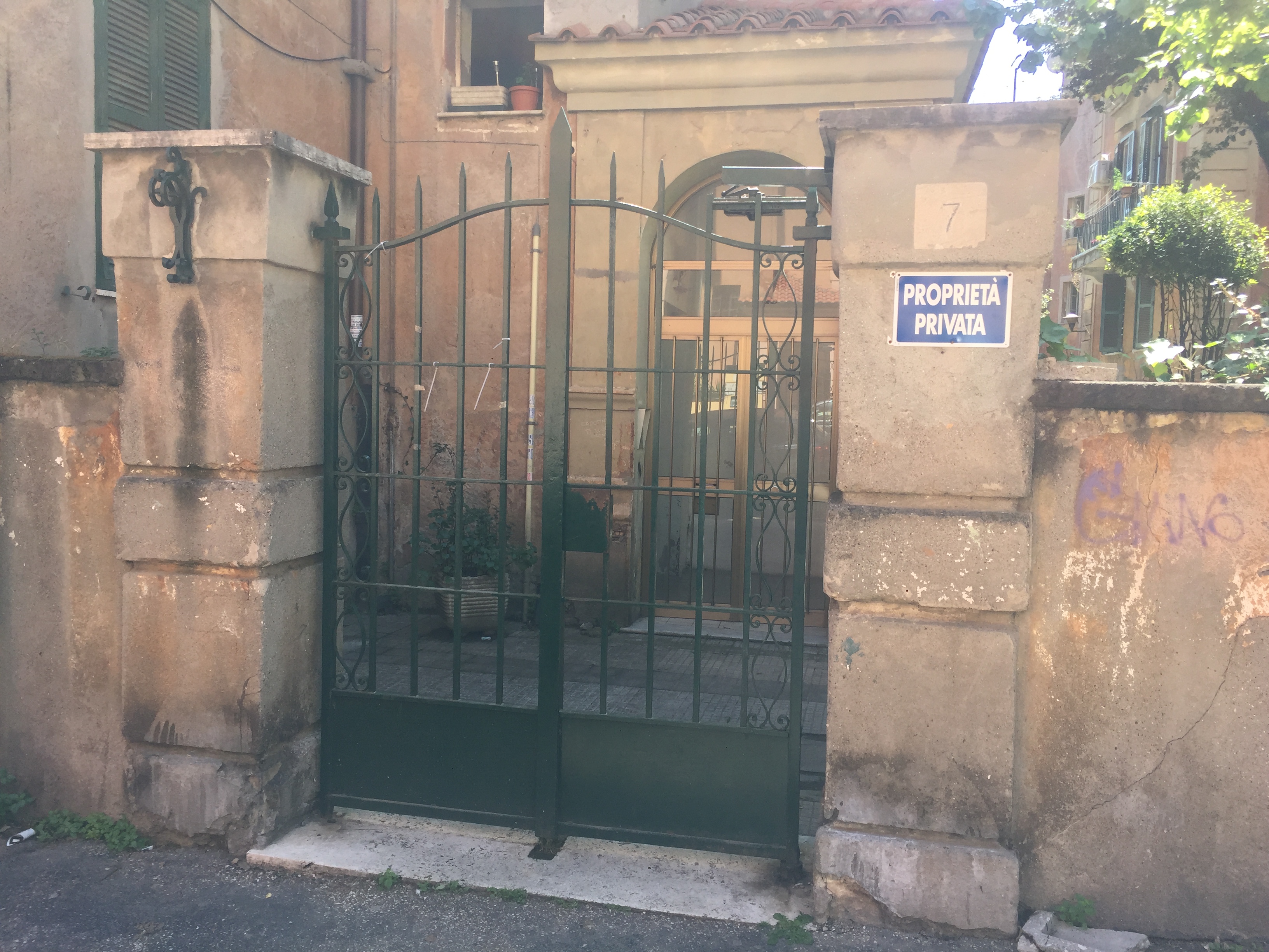 APPARTAMENTO DI 4 VANI SENZA ASCENSORE. Mq. 64. Identificativi catastali categoria A4- foglio 590 part. 82 sub 4. Libero. LE VISITE PRESSO GLI IMMOBILI SARANNO ESEGUITE ESCLUSIVAMENTE NEI GIORNI E ORARI INDICATI NEL CAMPO NOTE, PREVIA PRENOTAZIONE OBBLIGATORIA DA EFFETTUARSI A MEZZO MAIL ALL'INDIRIZZO prenotazione.alloggi@aterroma.it TASSATIVAMENTE ENTRO LE ORE 14:00 DEL GIORNO FERIALE PRECEDENTE A QUELLO PREVISTO PER LA VISITA.