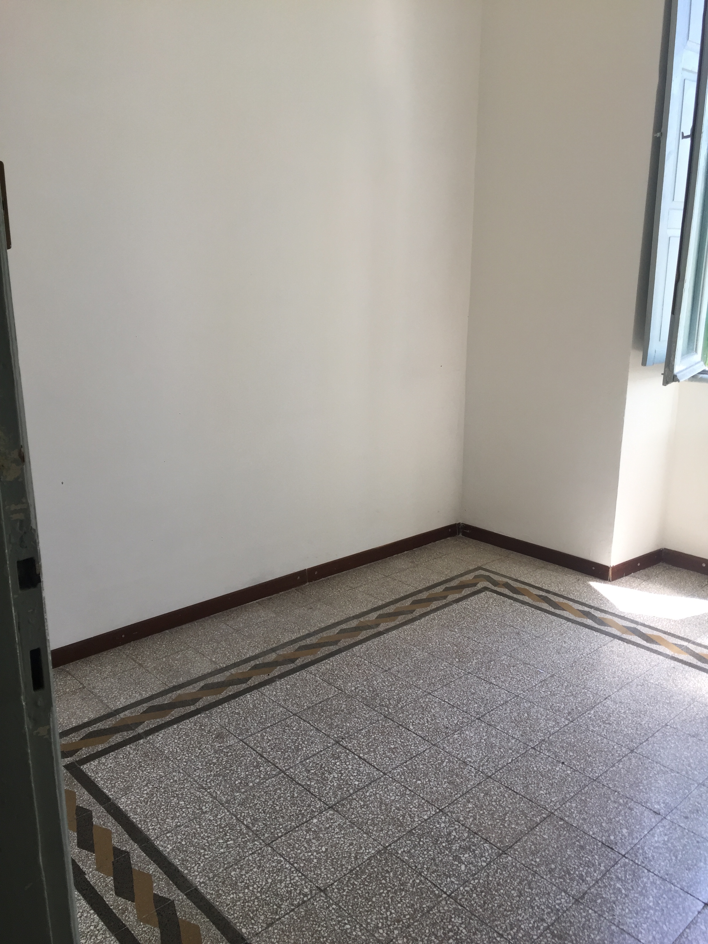 APPARTAMENTO DI 4 VANI SENZA ASCENSORE. Mq. 64. Identificativi catastali categoria A4- foglio 590 part. 82 sub 4. Libero. LE VISITE PRESSO GLI IMMOBILI SARANNO ESEGUITE ESCLUSIVAMENTE NEI GIORNI E ORARI INDICATI NEL CAMPO NOTE, PREVIA PRENOTAZIONE OBBLIGATORIA DA EFFETTUARSI A MEZZO MAIL ALL'INDIRIZZO prenotazione.alloggi@aterroma.it TASSATIVAMENTE ENTRO LE ORE 14:00 DEL GIORNO FERIALE PRECEDENTE A QUELLO PREVISTO PER LA VISITA.