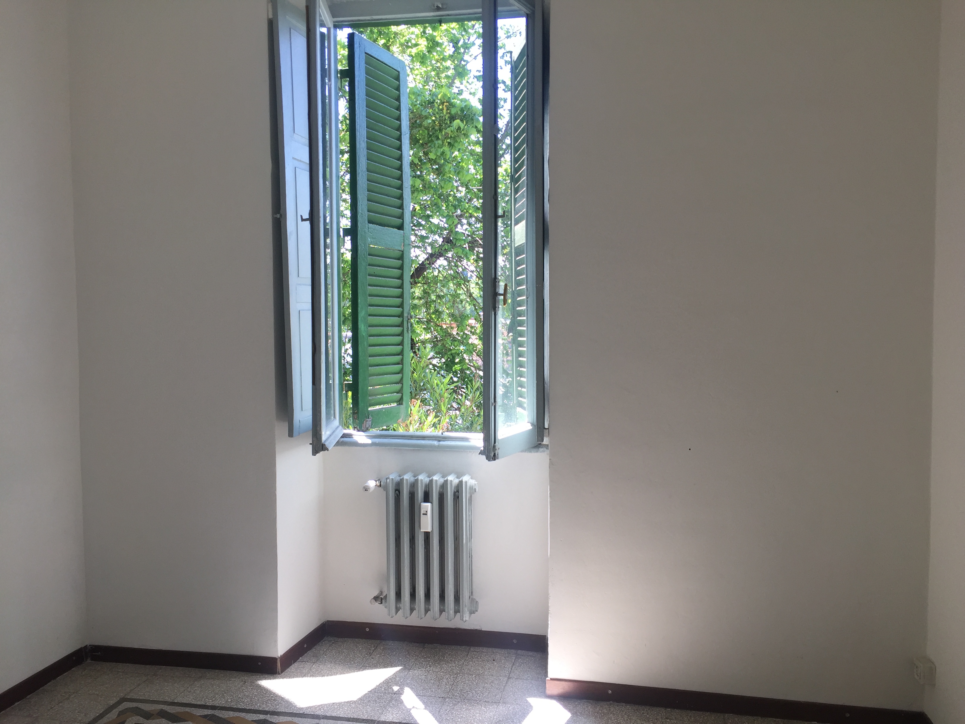 APPARTAMENTO DI 4 VANI SENZA ASCENSORE. Mq. 64. Identificativi catastali categoria A4- foglio 590 part. 82 sub 4. Libero. LE VISITE PRESSO GLI IMMOBILI SARANNO ESEGUITE ESCLUSIVAMENTE NEI GIORNI E ORARI INDICATI NEL CAMPO NOTE, PREVIA PRENOTAZIONE OBBLIGATORIA DA EFFETTUARSI A MEZZO MAIL ALL'INDIRIZZO prenotazione.alloggi@aterroma.it TASSATIVAMENTE ENTRO LE ORE 14:00 DEL GIORNO FERIALE PRECEDENTE A QUELLO PREVISTO PER LA VISITA.