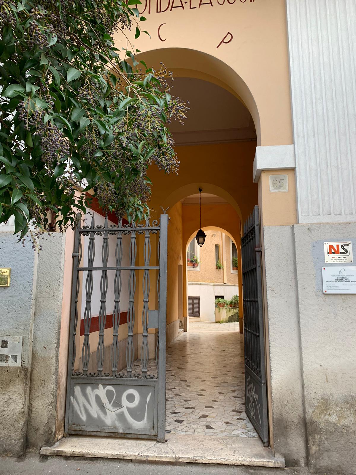 APPARTAMENTO DI 5,5 VANI SENZA ASCENSORE. Mq. 117. Identificativi catastali categoria A4- foglio 893 part. 30 sub 527. Libero. LE VISITE PRESSO GLI IMMOBILI SARANNO ESEGUITE ESCLUSIVAMENTE NEI GIORNI E ORARI INDICATI NEL CAMPO NOTE, PREVIA PRENOTAZIONE OBBLIGATORIA DA EFFETTUARSI A MEZZO MAIL ALL'INDIRIZZO prenotazione.alloggi@aterroma.it TASSATIVAMENTE ENTRO LE ORE 14:00 DEL GIORNO FERIALE PRECEDENTE A QUELLO PREVISTO PER LA VISITA.
