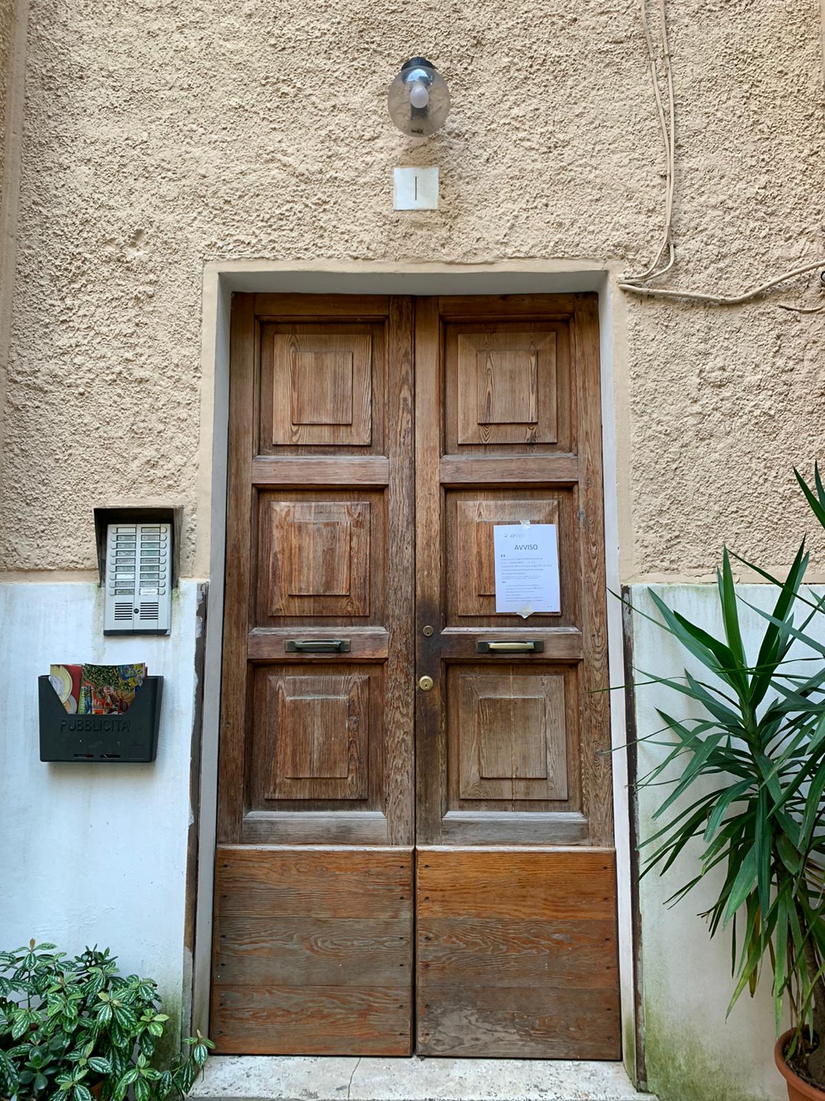 APPARTAMENTO DI 5,5 VANI SENZA ASCENSORE. Mq. 117. Identificativi catastali categoria A4- foglio 893 part. 30 sub 527. Libero. LE VISITE PRESSO GLI IMMOBILI SARANNO ESEGUITE ESCLUSIVAMENTE NEI GIORNI E ORARI INDICATI NEL CAMPO NOTE, PREVIA PRENOTAZIONE OBBLIGATORIA DA EFFETTUARSI A MEZZO MAIL ALL'INDIRIZZO prenotazione.alloggi@aterroma.it TASSATIVAMENTE ENTRO LE ORE 14:00 DEL GIORNO FERIALE PRECEDENTE A QUELLO PREVISTO PER LA VISITA.