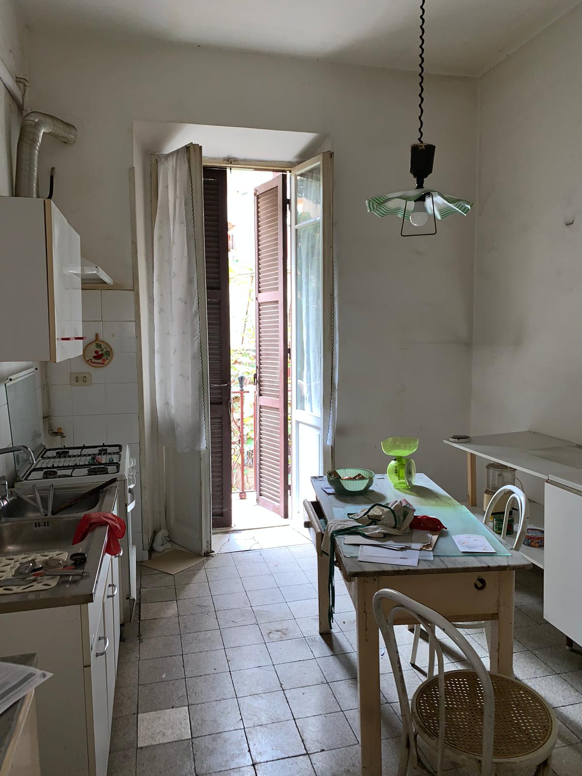APPARTAMENTO DI 5,5 VANI SENZA ASCENSORE. Mq. 117. Identificativi catastali categoria A4- foglio 893 part. 30 sub 527. Libero. LE VISITE PRESSO GLI IMMOBILI SARANNO ESEGUITE ESCLUSIVAMENTE NEI GIORNI E ORARI INDICATI NEL CAMPO NOTE, PREVIA PRENOTAZIONE OBBLIGATORIA DA EFFETTUARSI A MEZZO MAIL ALL'INDIRIZZO prenotazione.alloggi@aterroma.it TASSATIVAMENTE ENTRO LE ORE 14:00 DEL GIORNO FERIALE PRECEDENTE A QUELLO PREVISTO PER LA VISITA.