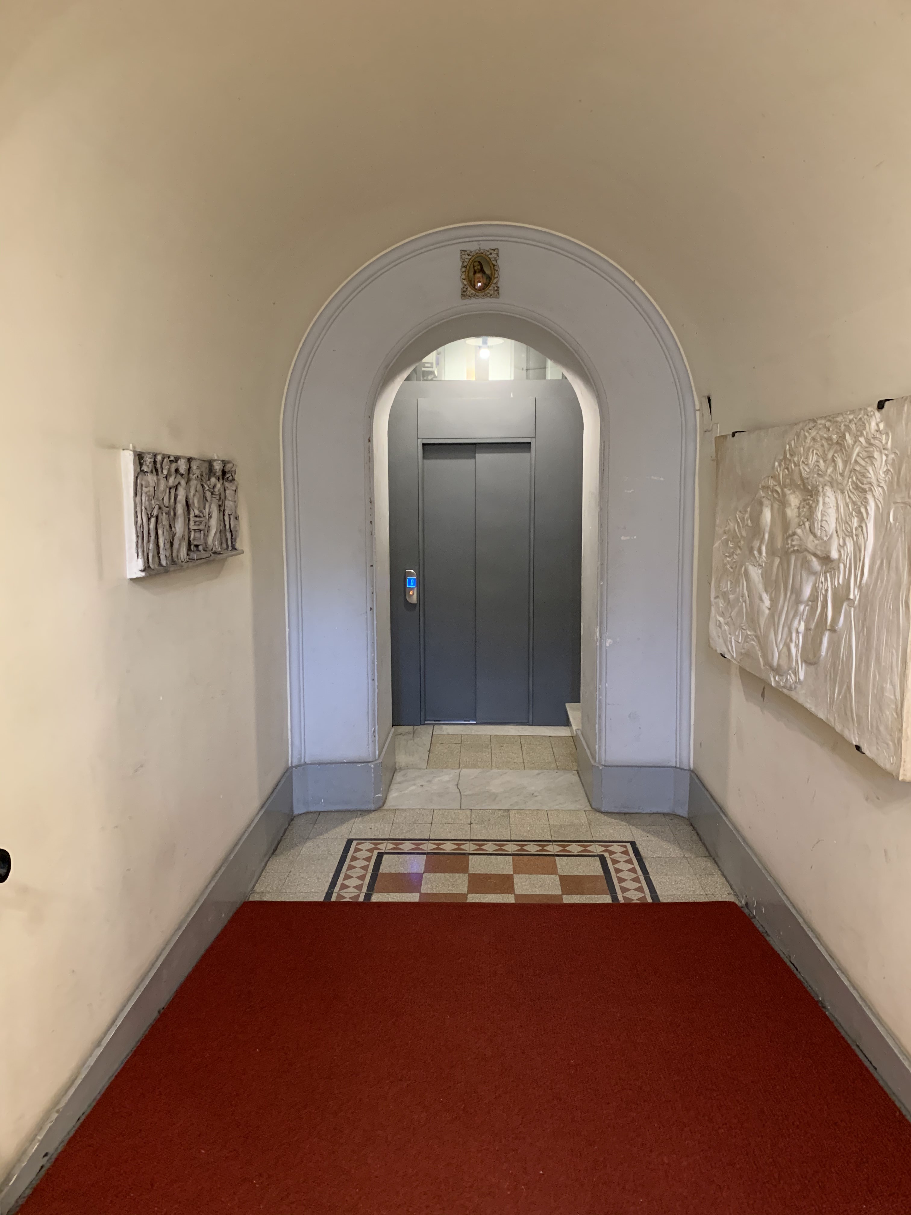 APPARTAMENTO DI 4 VANI CON ASCENSORE. Mq. 90. Identificativi catastali categoria A4- foglio 842 part. 3 sub 12. Libero. LE VISITE PRESSO GLI IMMOBILI SARANNO ESEGUITE ESCLUSIVAMENTE NEI GIORNI E ORARI INDICATI NEL CAMPO NOTE, PREVIA PRENOTAZIONE OBBLIGATORIA DA EFFETTUARSI A MEZZO MAIL ALL'INDIRIZZO prenotazione.alloggi@aterroma.it TASSATIVAMENTE ENTRO LE ORE 14:00 DEL GIORNO FERIALE PRECEDENTE A QUELLO PREVISTO PER LA VISITA.
