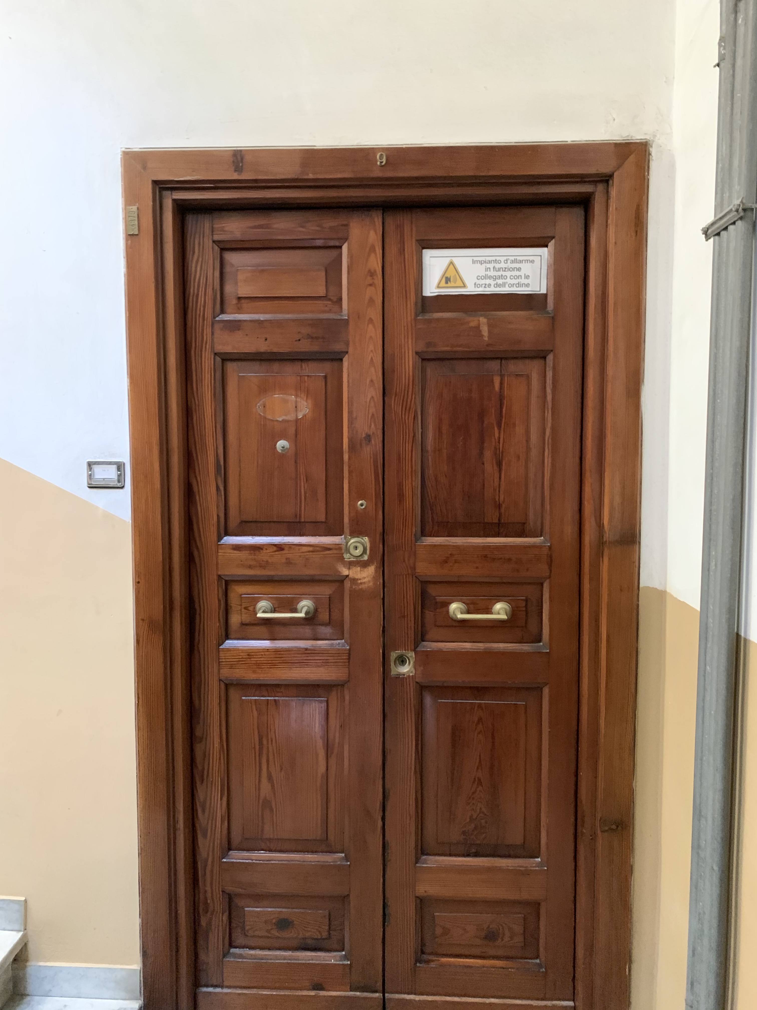APPARTAMENTO DI 4 VANI CON ASCENSORE. Mq. 90. Identificativi catastali categoria A4- foglio 842 part. 3 sub 12. Libero. LE VISITE PRESSO GLI IMMOBILI SARANNO ESEGUITE ESCLUSIVAMENTE NEI GIORNI E ORARI INDICATI NEL CAMPO NOTE, PREVIA PRENOTAZIONE OBBLIGATORIA DA EFFETTUARSI A MEZZO MAIL ALL'INDIRIZZO prenotazione.alloggi@aterroma.it TASSATIVAMENTE ENTRO LE ORE 14:00 DEL GIORNO FERIALE PRECEDENTE A QUELLO PREVISTO PER LA VISITA.