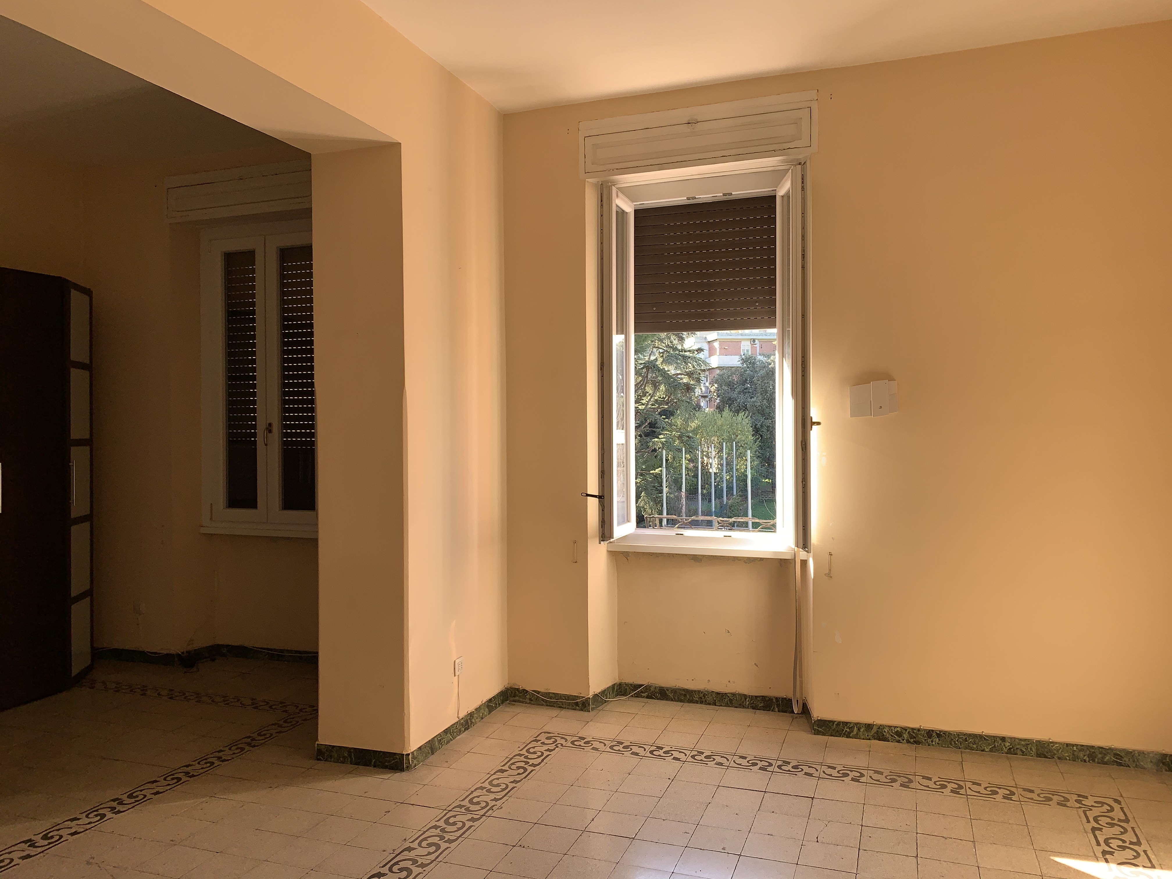 APPARTAMENTO DI 4 VANI CON ASCENSORE. Mq. 90. Identificativi catastali categoria A4- foglio 842 part. 3 sub 12. Libero. LE VISITE PRESSO GLI IMMOBILI SARANNO ESEGUITE ESCLUSIVAMENTE NEI GIORNI E ORARI INDICATI NEL CAMPO NOTE, PREVIA PRENOTAZIONE OBBLIGATORIA DA EFFETTUARSI A MEZZO MAIL ALL'INDIRIZZO prenotazione.alloggi@aterroma.it TASSATIVAMENTE ENTRO LE ORE 14:00 DEL GIORNO FERIALE PRECEDENTE A QUELLO PREVISTO PER LA VISITA.