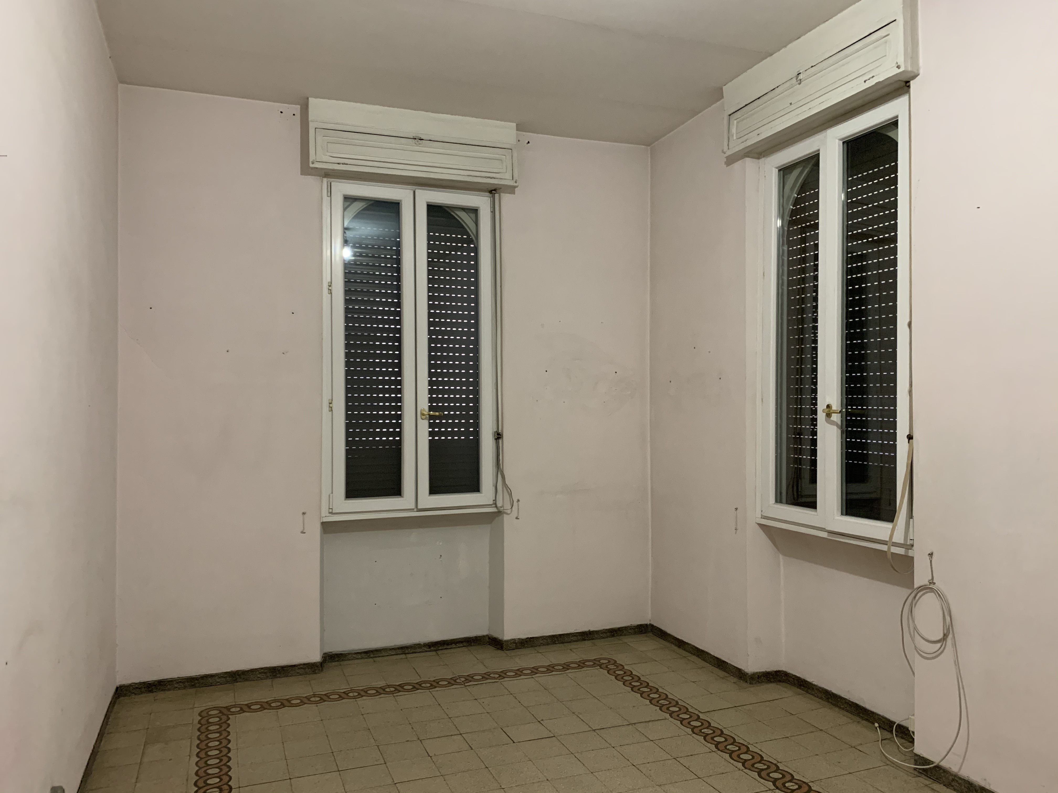 APPARTAMENTO DI 4 VANI CON ASCENSORE. Mq. 90. Identificativi catastali categoria A4- foglio 842 part. 3 sub 12. Libero. LE VISITE PRESSO GLI IMMOBILI SARANNO ESEGUITE ESCLUSIVAMENTE NEI GIORNI E ORARI INDICATI NEL CAMPO NOTE, PREVIA PRENOTAZIONE OBBLIGATORIA DA EFFETTUARSI A MEZZO MAIL ALL'INDIRIZZO prenotazione.alloggi@aterroma.it TASSATIVAMENTE ENTRO LE ORE 14:00 DEL GIORNO FERIALE PRECEDENTE A QUELLO PREVISTO PER LA VISITA.