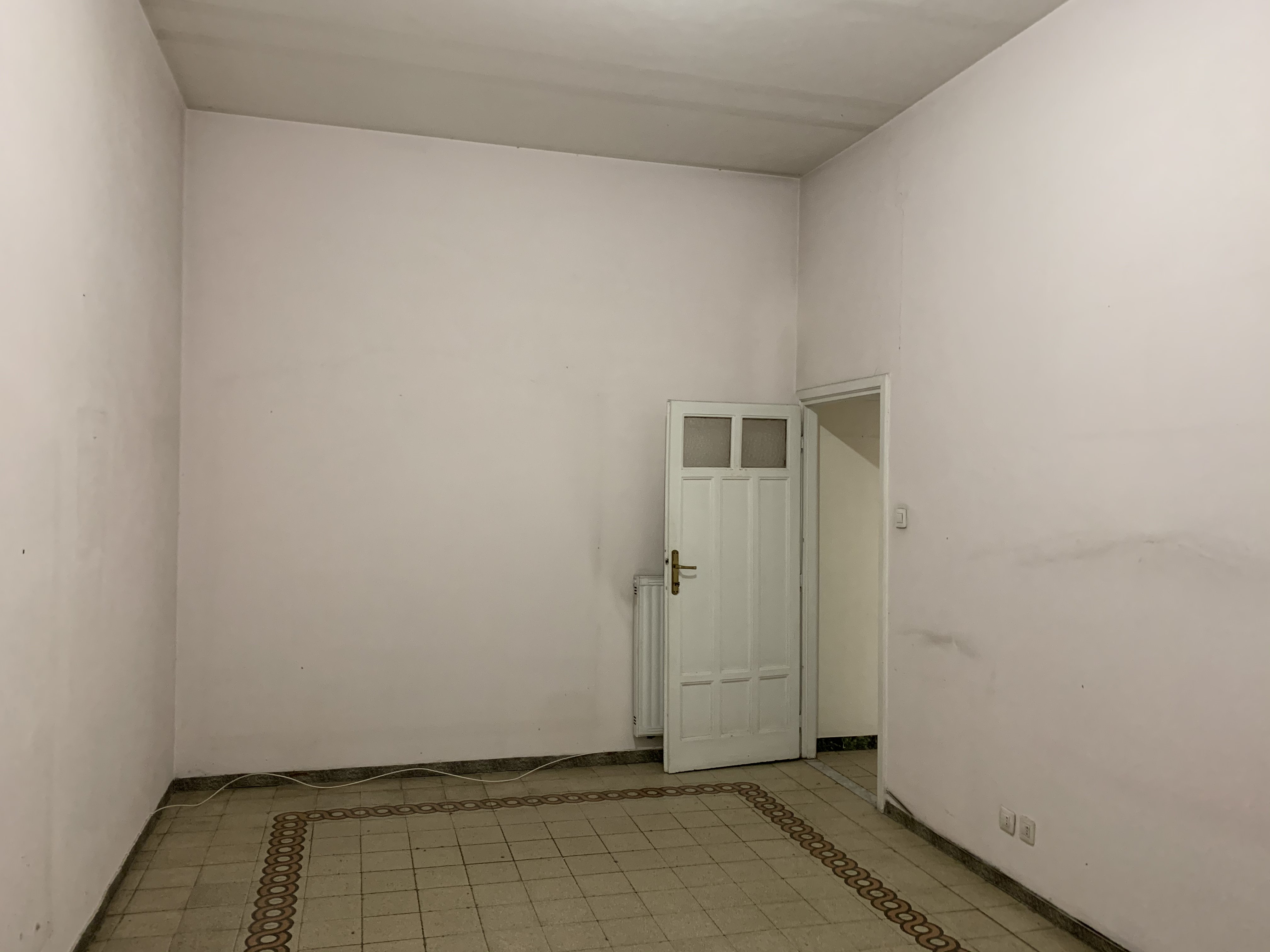 APPARTAMENTO DI 4 VANI CON ASCENSORE. Mq. 90. Identificativi catastali categoria A4- foglio 842 part. 3 sub 12. Libero. LE VISITE PRESSO GLI IMMOBILI SARANNO ESEGUITE ESCLUSIVAMENTE NEI GIORNI E ORARI INDICATI NEL CAMPO NOTE, PREVIA PRENOTAZIONE OBBLIGATORIA DA EFFETTUARSI A MEZZO MAIL ALL'INDIRIZZO prenotazione.alloggi@aterroma.it TASSATIVAMENTE ENTRO LE ORE 14:00 DEL GIORNO FERIALE PRECEDENTE A QUELLO PREVISTO PER LA VISITA.