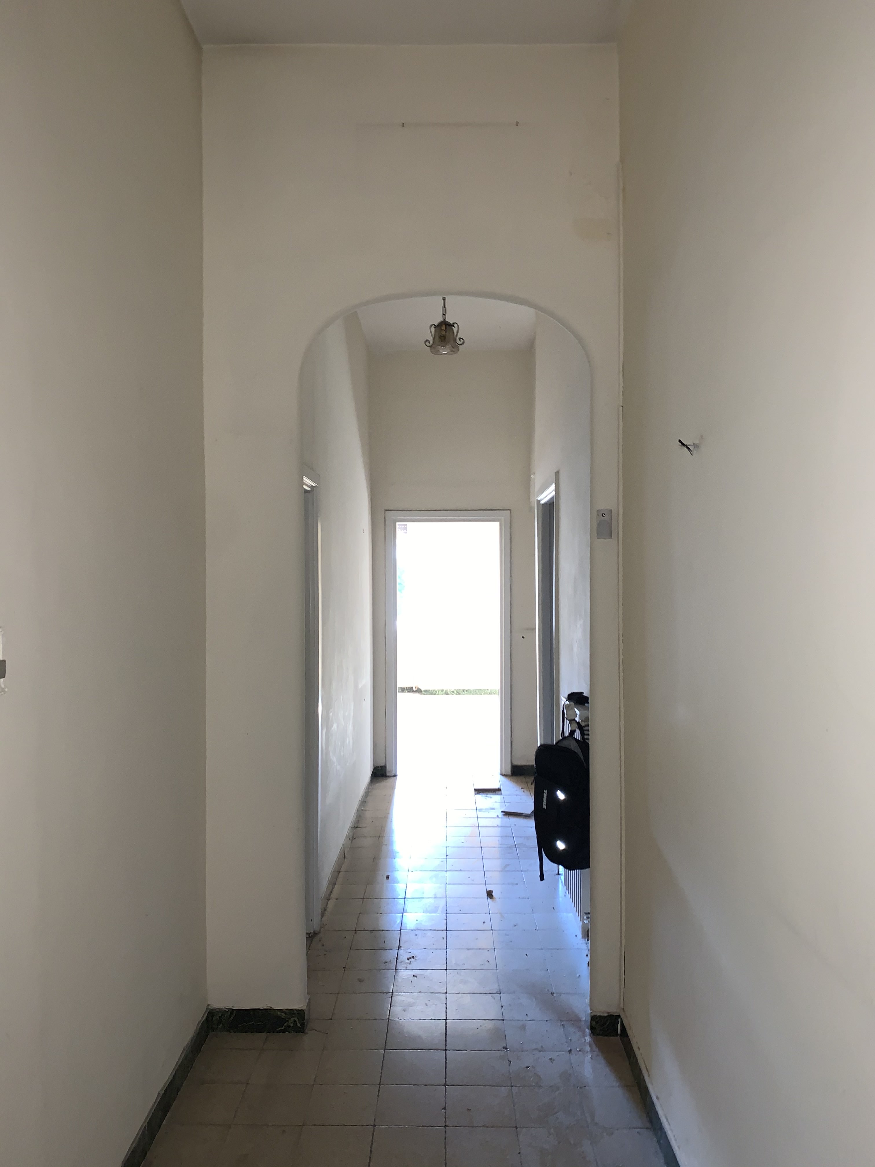 APPARTAMENTO DI 4 VANI CON ASCENSORE. Mq. 90. Identificativi catastali categoria A4- foglio 842 part. 3 sub 12. Libero. LE VISITE PRESSO GLI IMMOBILI SARANNO ESEGUITE ESCLUSIVAMENTE NEI GIORNI E ORARI INDICATI NEL CAMPO NOTE, PREVIA PRENOTAZIONE OBBLIGATORIA DA EFFETTUARSI A MEZZO MAIL ALL'INDIRIZZO prenotazione.alloggi@aterroma.it TASSATIVAMENTE ENTRO LE ORE 14:00 DEL GIORNO FERIALE PRECEDENTE A QUELLO PREVISTO PER LA VISITA.