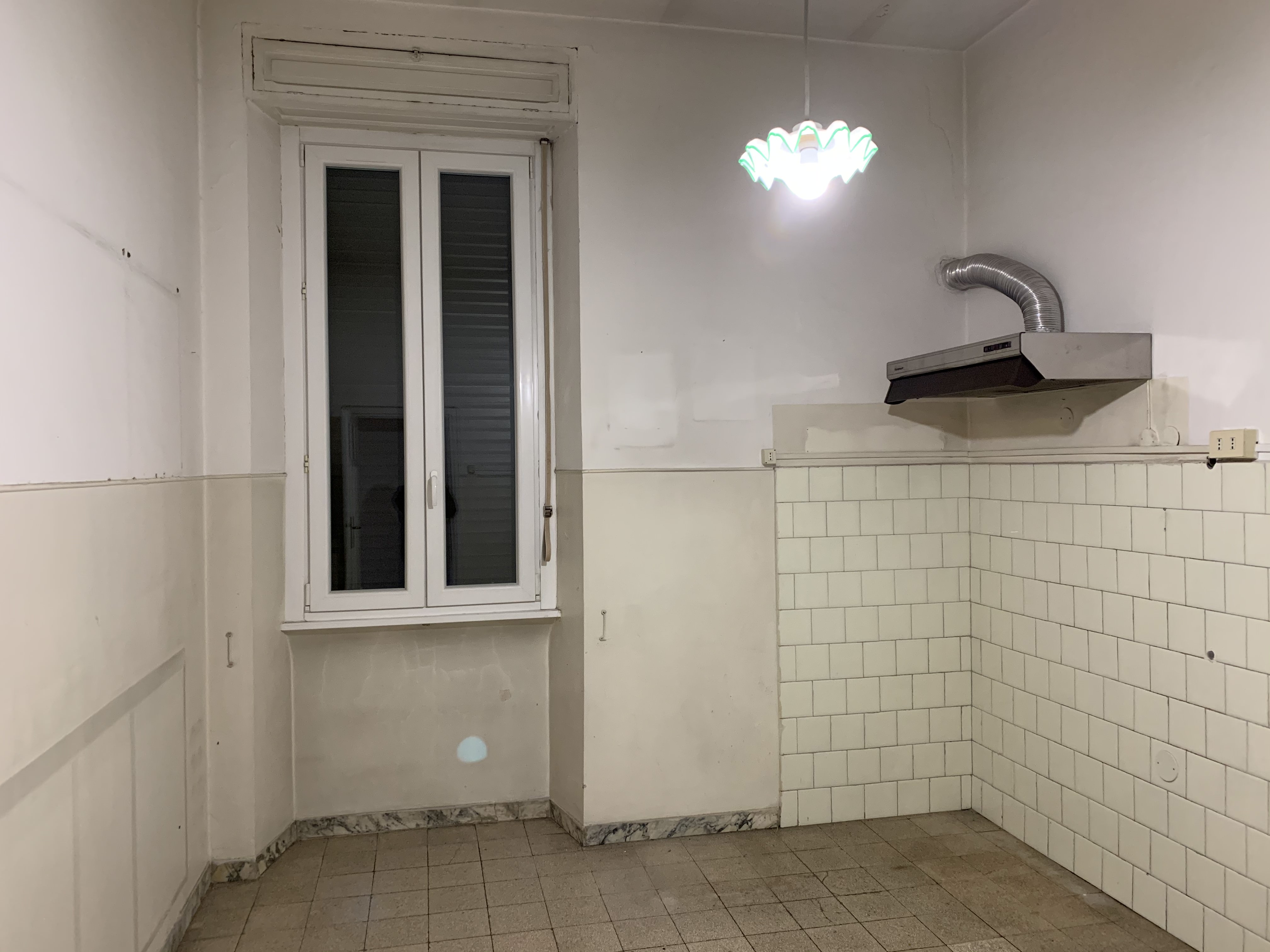 APPARTAMENTO DI 4 VANI CON ASCENSORE. Mq. 90. Identificativi catastali categoria A4- foglio 842 part. 3 sub 12. Libero. LE VISITE PRESSO GLI IMMOBILI SARANNO ESEGUITE ESCLUSIVAMENTE NEI GIORNI E ORARI INDICATI NEL CAMPO NOTE, PREVIA PRENOTAZIONE OBBLIGATORIA DA EFFETTUARSI A MEZZO MAIL ALL'INDIRIZZO prenotazione.alloggi@aterroma.it TASSATIVAMENTE ENTRO LE ORE 14:00 DEL GIORNO FERIALE PRECEDENTE A QUELLO PREVISTO PER LA VISITA.