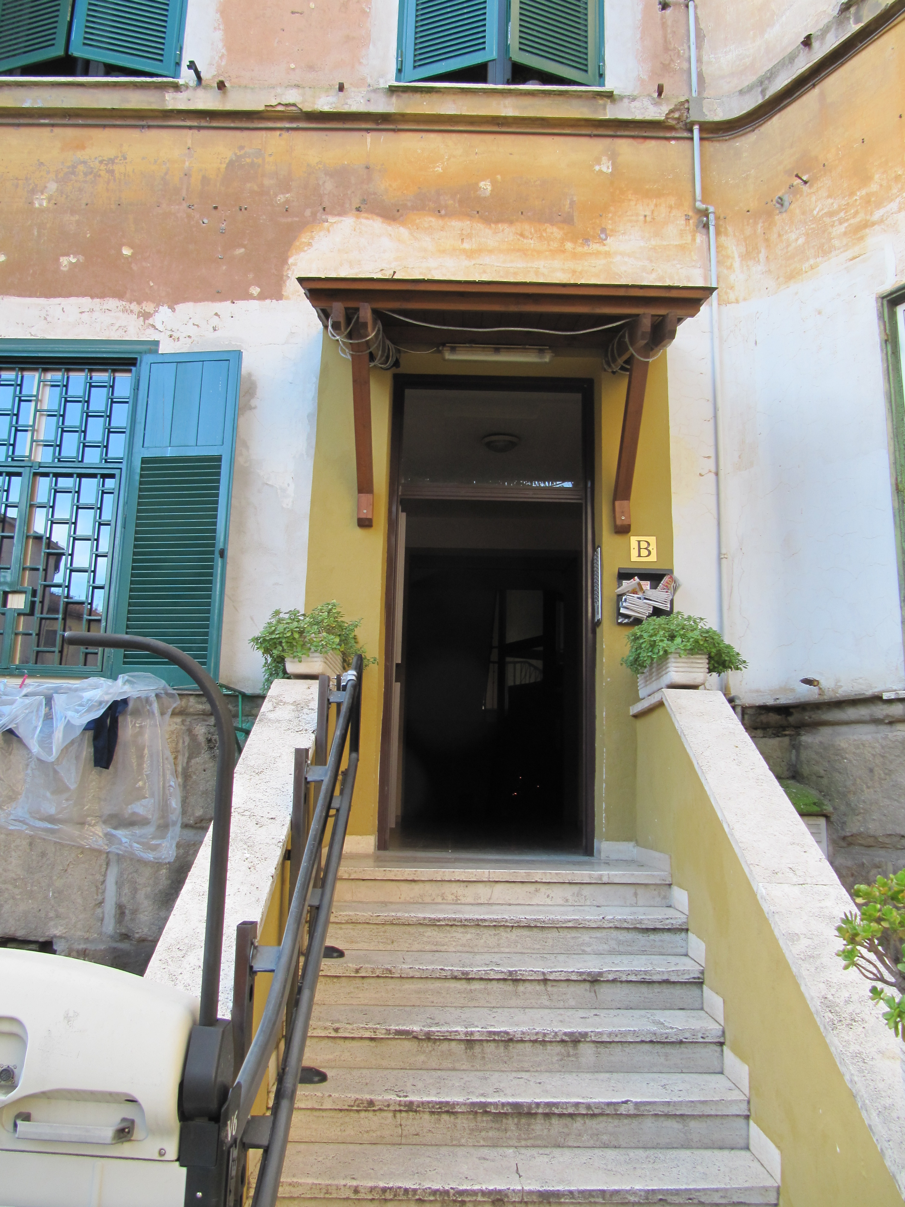 APPARTAMENTO DI 4 VANI CON ASCENSORE. Mq. 81. Identificativi catastali categoria A4- foglio 825 part. 2 sub 50. Libero. LE VISITE PRESSO GLI IMMOBILI SARANNO ESEGUITE ESCLUSIVAMENTE NEI GIORNI E ORARI INDICATI NEL CAMPO NOTE, PREVIA PRENOTAZIONE OBBLIGATORIA DA EFFETTUARSI A MEZZO MAIL ALL'INDIRIZZO prenotazione.alloggi@aterroma.it TASSATIVAMENTE ENTRO LE ORE 14:00 DEL GIORNO FERIALE PRECEDENTE A QUELLO PREVISTO PER LA VISITA.
