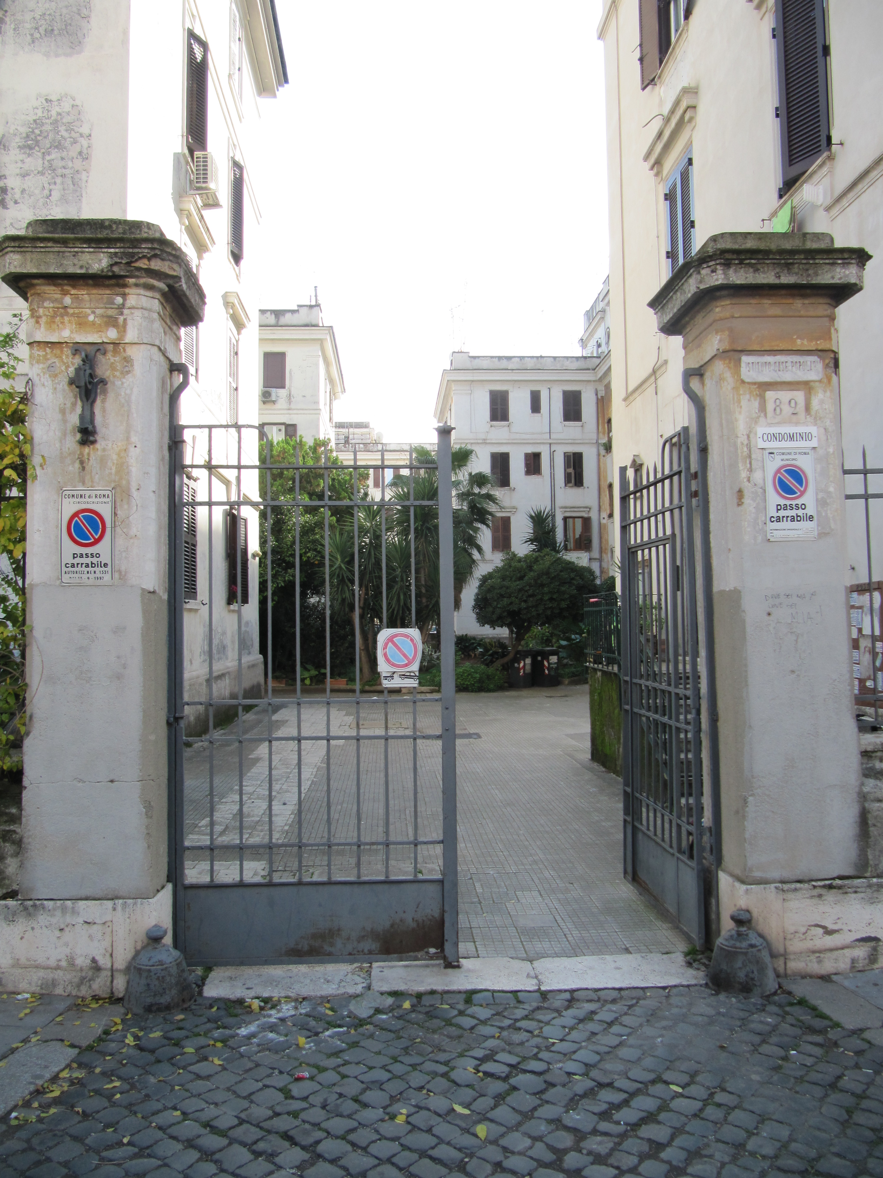 APPARTAMENTO  DI 3,5 VANI CON ASCENSORE. Mq. 58. Identificativi catastali categoria A4- foglio 516 part. 73 sub 40. Libero. LE VISITE PRESSO GLI IMMOBILI SARANNO ESEGUITE ESCLUSIVAMENTE NEI GIORNI E ORARI INDICATI NEL CAMPO NOTE, PREVIA PRENOTAZIONE OBBLIGATORIA DA EFFETTUARSI A MEZZO MAIL ALL'INDIRIZZO prenotazione.alloggi@aterroma.it TASSATIVAMENTE ENTRO LE ORE 14:00 DEL GIORNO FERIALE PRECEDENTE A QUELLO PREVISTO PER LA VISITA.