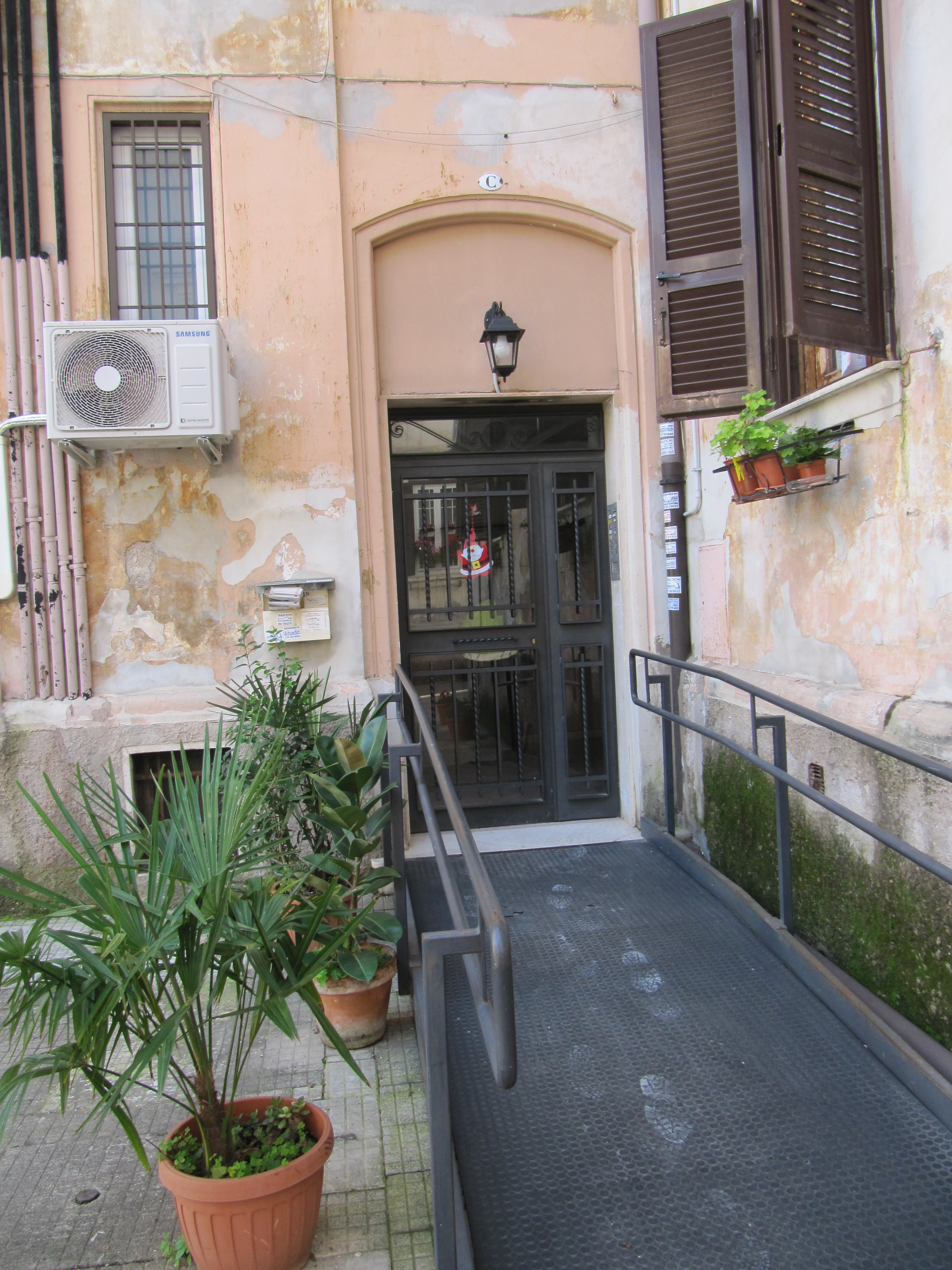 APPARTAMENTO  DI 3,5 VANI CON ASCENSORE. Mq. 58. Identificativi catastali categoria A4- foglio 516 part. 73 sub 40. Libero. LE VISITE PRESSO GLI IMMOBILI SARANNO ESEGUITE ESCLUSIVAMENTE NEI GIORNI E ORARI INDICATI NEL CAMPO NOTE, PREVIA PRENOTAZIONE OBBLIGATORIA DA EFFETTUARSI A MEZZO MAIL ALL'INDIRIZZO prenotazione.alloggi@aterroma.it TASSATIVAMENTE ENTRO LE ORE 14:00 DEL GIORNO FERIALE PRECEDENTE A QUELLO PREVISTO PER LA VISITA.
