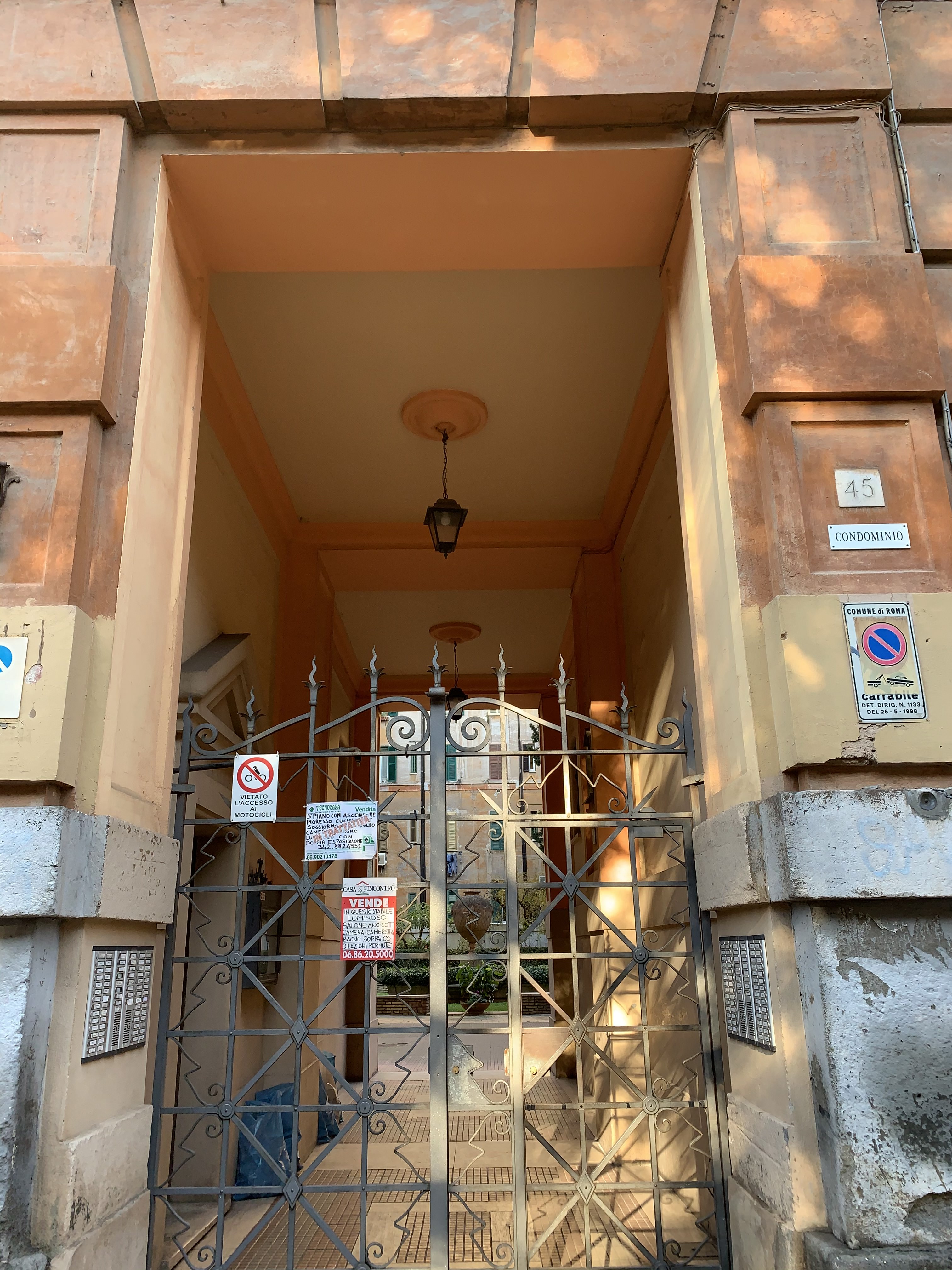 APPARTAMENTO  DI 4 VANI CON ASCENSORE. Mq. 80. Identificativi catastali categoria A2- foglio 512 part. 43 sub 58. Libero. LE VISITE PRESSO GLI IMMOBILI SARANNO ESEGUITE ESCLUSIVAMENTE NEI GIORNI E ORARI INDICATI NEL CAMPO NOTE, PREVIA PRENOTAZIONE OBBLIGATORIA DA EFFETTUARSI A MEZZO MAIL ALL'INDIRIZZO prenotazione.alloggi@aterroma.it TASSATIVAMENTE ENTRO LE ORE 14:00 DEL GIORNO FERIALE PRECEDENTE A QUELLO PREVISTO PER LA VISITA.