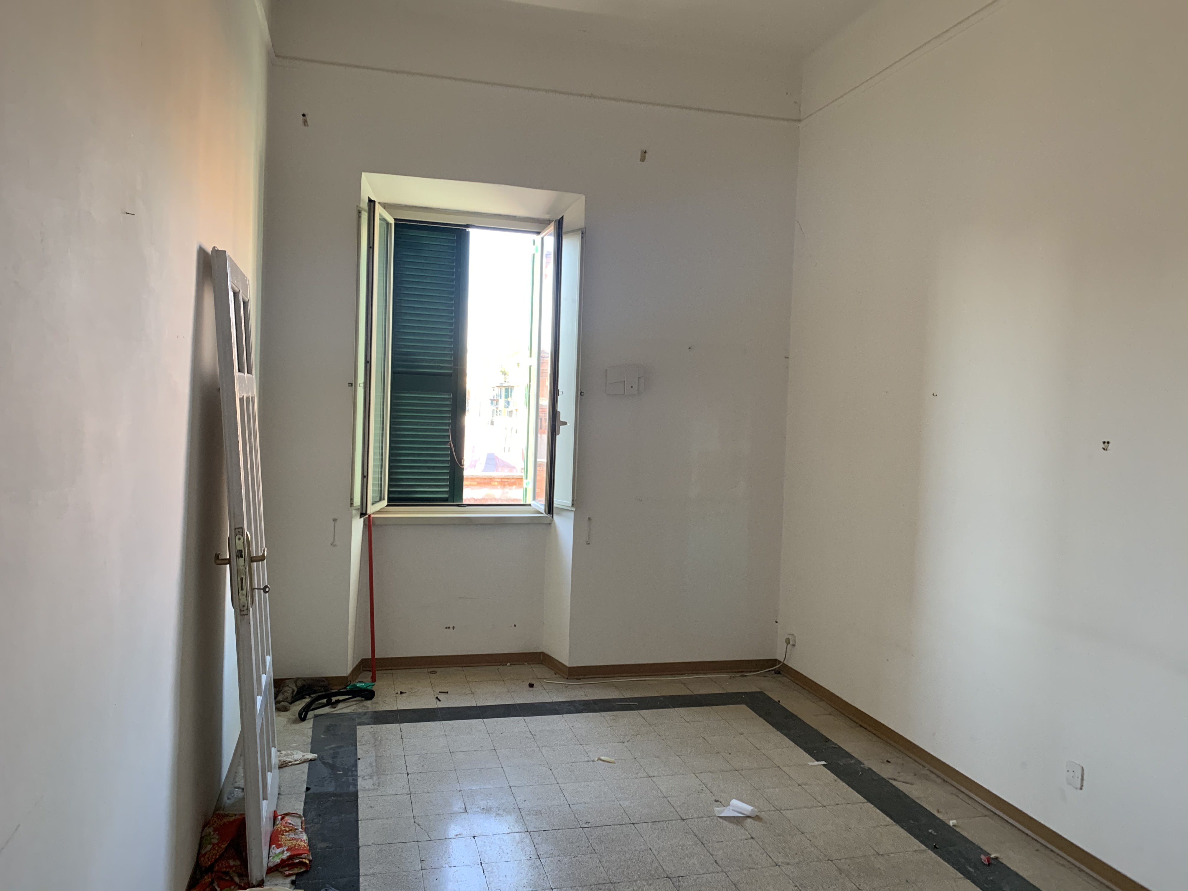 APPARTAMENTO  DI 4 VANI CON ASCENSORE. Mq. 80. Identificativi catastali categoria A2- foglio 512 part. 43 sub 58. Libero. LE VISITE PRESSO GLI IMMOBILI SARANNO ESEGUITE ESCLUSIVAMENTE NEI GIORNI E ORARI INDICATI NEL CAMPO NOTE, PREVIA PRENOTAZIONE OBBLIGATORIA DA EFFETTUARSI A MEZZO MAIL ALL'INDIRIZZO prenotazione.alloggi@aterroma.it TASSATIVAMENTE ENTRO LE ORE 14:00 DEL GIORNO FERIALE PRECEDENTE A QUELLO PREVISTO PER LA VISITA.