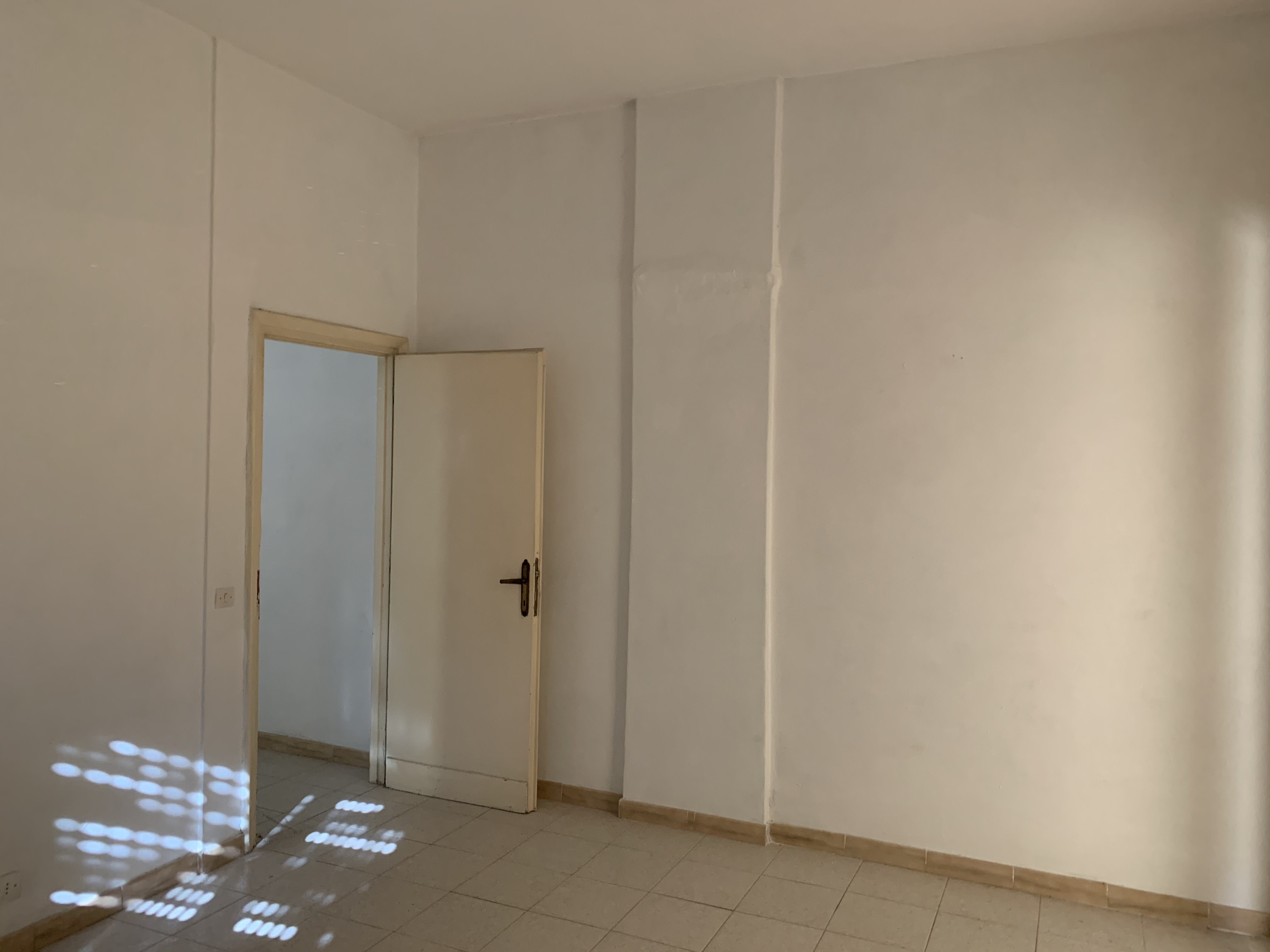 APPARTAMENTO  DI 2,5 VANI CON ASCENSORE. Mq. 43. Identificativi catastali categoria A4- foglio 455 part. 44 sub 77. Libero. LE VISITE PRESSO GLI IMMOBILI SARANNO ESEGUITE ESCLUSIVAMENTE NEI GIORNI E ORARI INDICATI NEL CAMPO NOTE, PREVIA PRENOTAZIONE OBBLIGATORIA DA EFFETTUARSI A MEZZO MAIL ALL'INDIRIZZO prenotazione.alloggi@aterroma.it TASSATIVAMENTE ENTRO LE ORE 14:00 DEL GIORNO FERIALE PRECEDENTE A QUELLO PREVISTO PER LA VISITA.