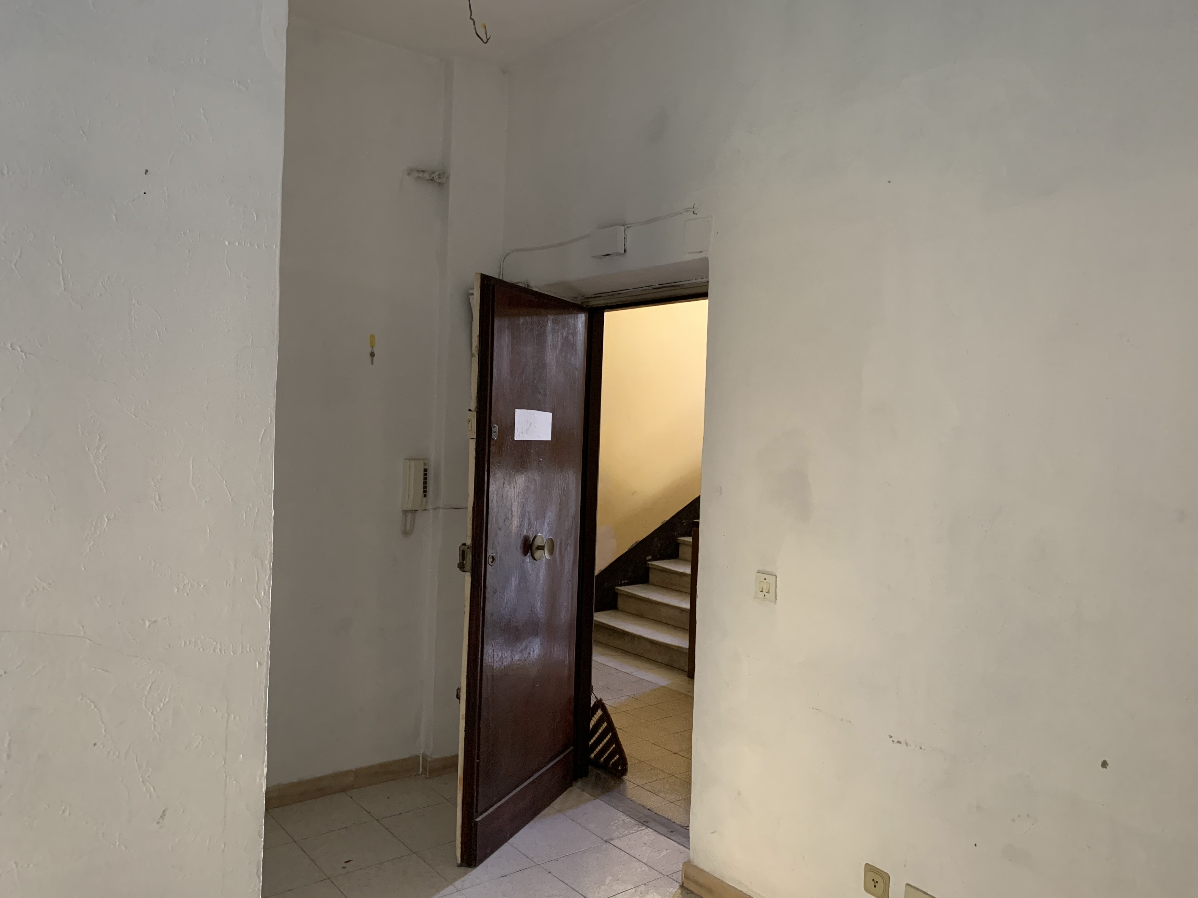 APPARTAMENTO  DI 2,5 VANI CON ASCENSORE. Mq. 43. Identificativi catastali categoria A4- foglio 455 part. 44 sub 77. Libero. LE VISITE PRESSO GLI IMMOBILI SARANNO ESEGUITE ESCLUSIVAMENTE NEI GIORNI E ORARI INDICATI NEL CAMPO NOTE, PREVIA PRENOTAZIONE OBBLIGATORIA DA EFFETTUARSI A MEZZO MAIL ALL'INDIRIZZO prenotazione.alloggi@aterroma.it TASSATIVAMENTE ENTRO LE ORE 14:00 DEL GIORNO FERIALE PRECEDENTE A QUELLO PREVISTO PER LA VISITA.