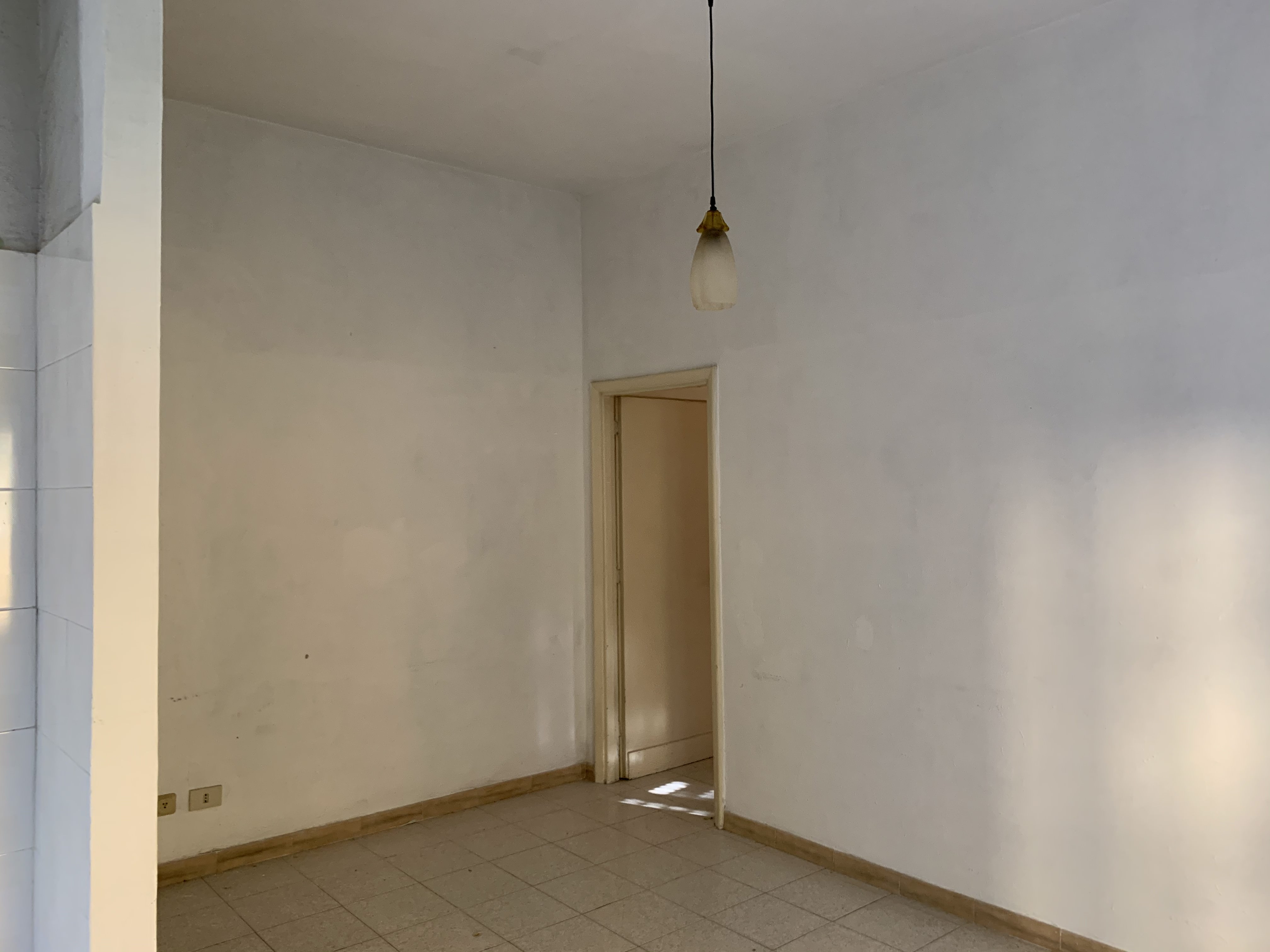 APPARTAMENTO  DI 2,5 VANI CON ASCENSORE. Mq. 43. Identificativi catastali categoria A4- foglio 455 part. 44 sub 77. Libero. LE VISITE PRESSO GLI IMMOBILI SARANNO ESEGUITE ESCLUSIVAMENTE NEI GIORNI E ORARI INDICATI NEL CAMPO NOTE, PREVIA PRENOTAZIONE OBBLIGATORIA DA EFFETTUARSI A MEZZO MAIL ALL'INDIRIZZO prenotazione.alloggi@aterroma.it TASSATIVAMENTE ENTRO LE ORE 14:00 DEL GIORNO FERIALE PRECEDENTE A QUELLO PREVISTO PER LA VISITA.