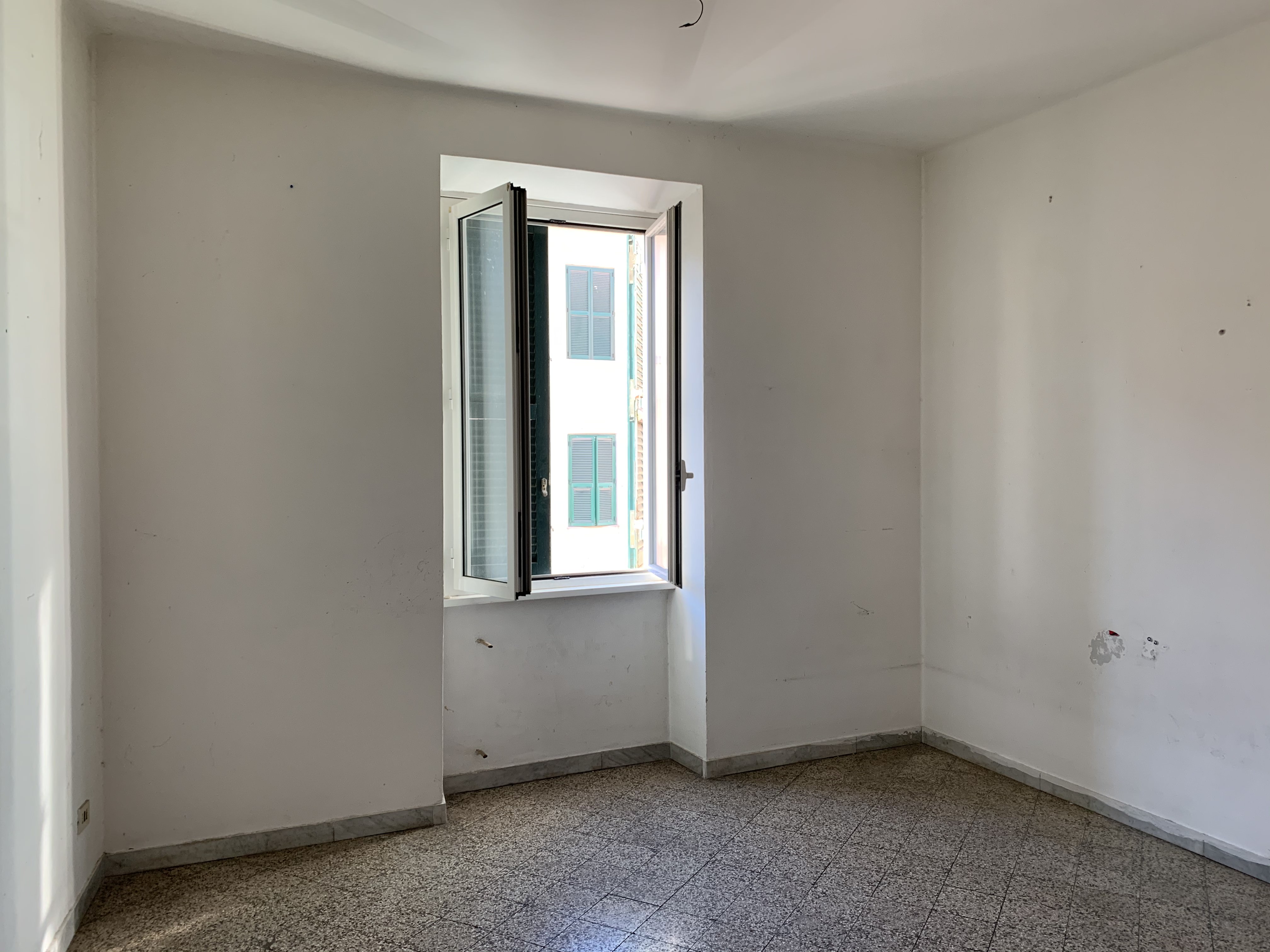 APPARTAMENTO  DI 5 VANI SENZA ASCENSORE. Mq. 88. Identificativi catastali categoria A3- foglio 448 part. 228 sub 550. Libero. LE VISITE PRESSO GLI IMMOBILI SARANNO ESEGUITE ESCLUSIVAMENTE NEI GIORNI E ORARI INDICATI NEL CAMPO NOTE, PREVIA PRENOTAZIONE OBBLIGATORIA DA EFFETTUARSI A MEZZO MAIL ALL'INDIRIZZO prenotazione.alloggi@aterroma.it TASSATIVAMENTE ENTRO LE ORE 14:00 DEL GIORNO FERIALE PRECEDENTE A QUELLO PREVISTO PER LA VISITA.