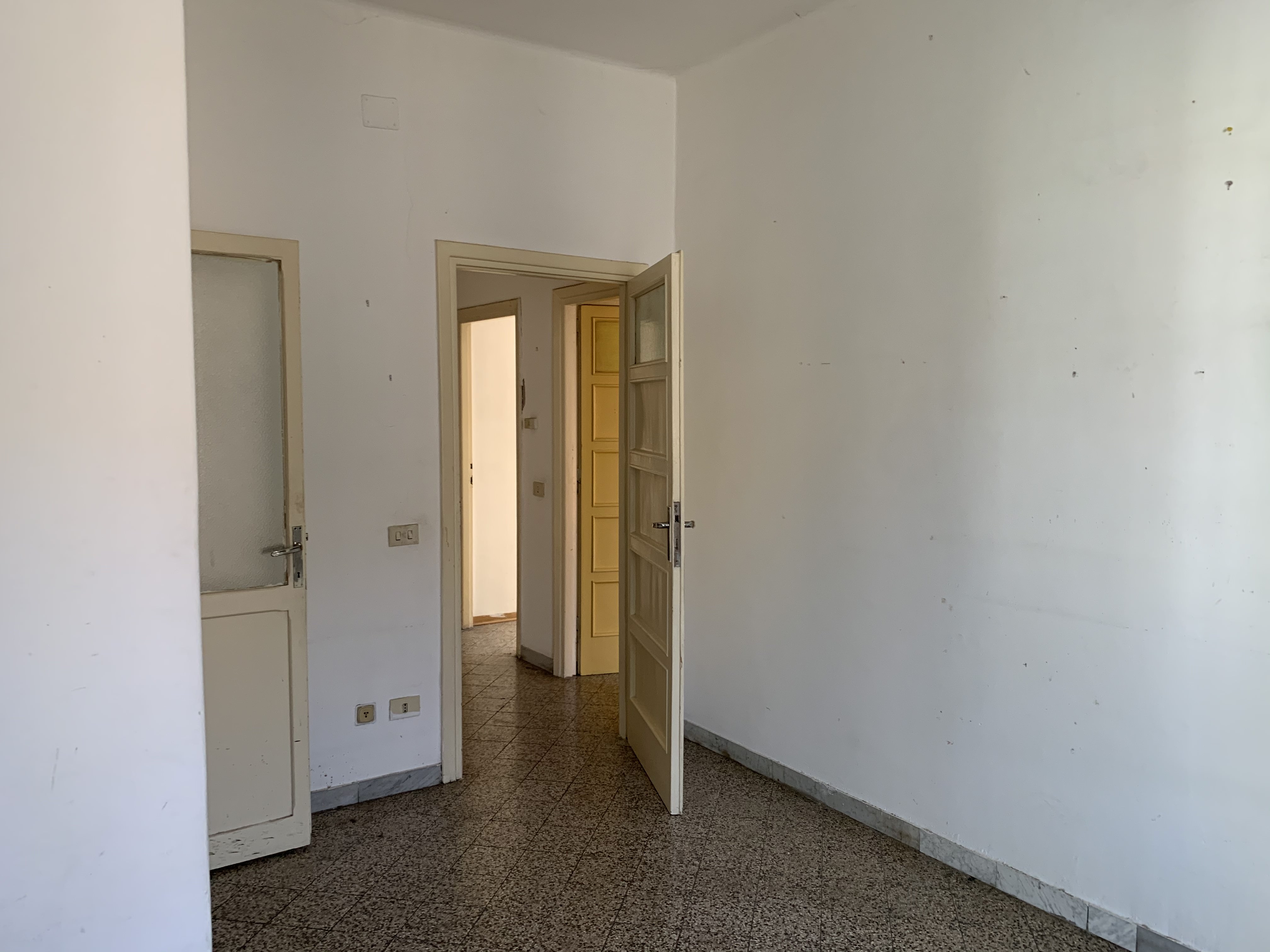 APPARTAMENTO  DI 5 VANI SENZA ASCENSORE. Mq. 88. Identificativi catastali categoria A3- foglio 448 part. 228 sub 550. Libero. LE VISITE PRESSO GLI IMMOBILI SARANNO ESEGUITE ESCLUSIVAMENTE NEI GIORNI E ORARI INDICATI NEL CAMPO NOTE, PREVIA PRENOTAZIONE OBBLIGATORIA DA EFFETTUARSI A MEZZO MAIL ALL'INDIRIZZO prenotazione.alloggi@aterroma.it TASSATIVAMENTE ENTRO LE ORE 14:00 DEL GIORNO FERIALE PRECEDENTE A QUELLO PREVISTO PER LA VISITA.