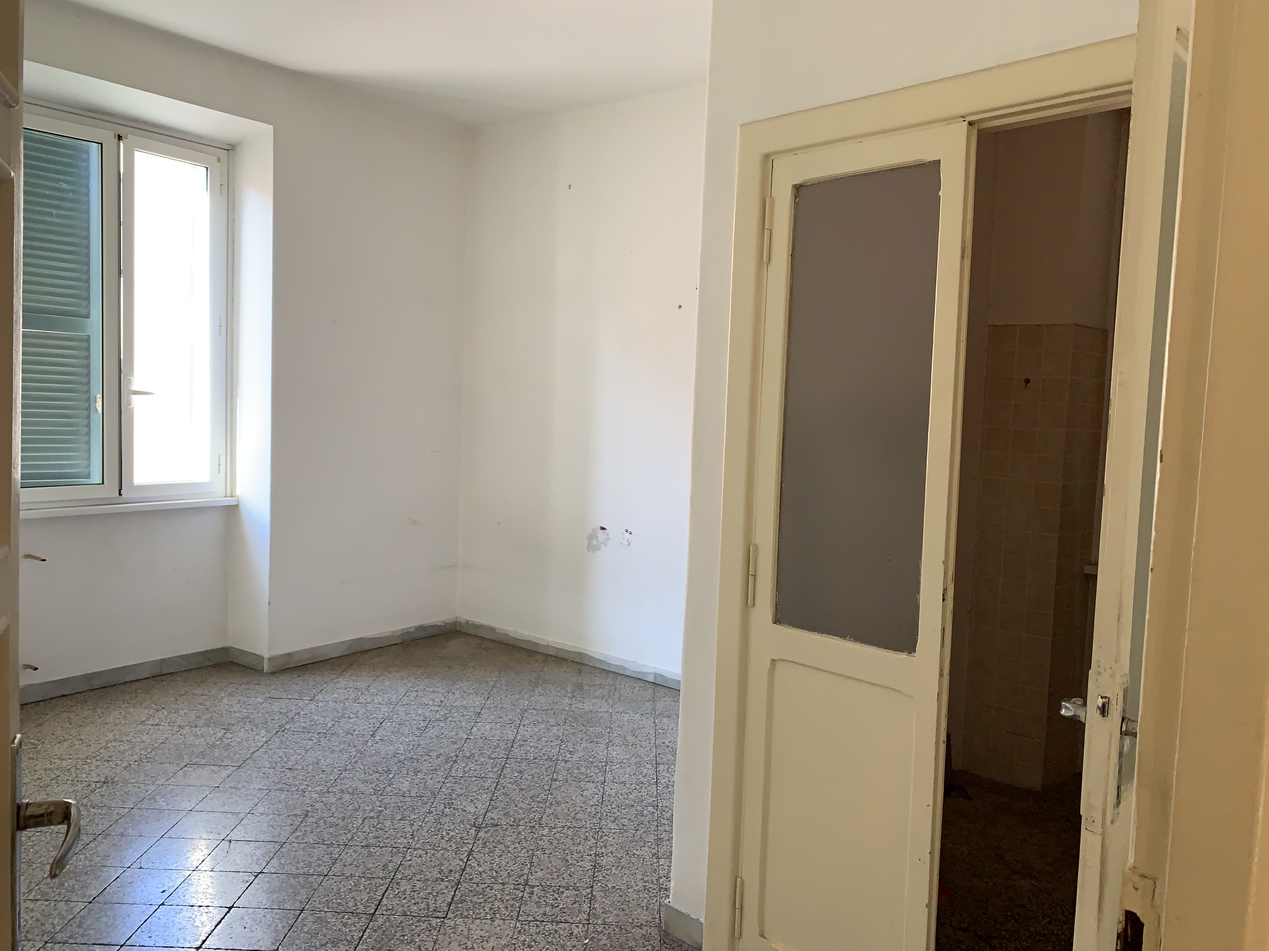 APPARTAMENTO  DI 5 VANI SENZA ASCENSORE. Mq. 88. Identificativi catastali categoria A3- foglio 448 part. 228 sub 550. Libero. LE VISITE PRESSO GLI IMMOBILI SARANNO ESEGUITE ESCLUSIVAMENTE NEI GIORNI E ORARI INDICATI NEL CAMPO NOTE, PREVIA PRENOTAZIONE OBBLIGATORIA DA EFFETTUARSI A MEZZO MAIL ALL'INDIRIZZO prenotazione.alloggi@aterroma.it TASSATIVAMENTE ENTRO LE ORE 14:00 DEL GIORNO FERIALE PRECEDENTE A QUELLO PREVISTO PER LA VISITA.