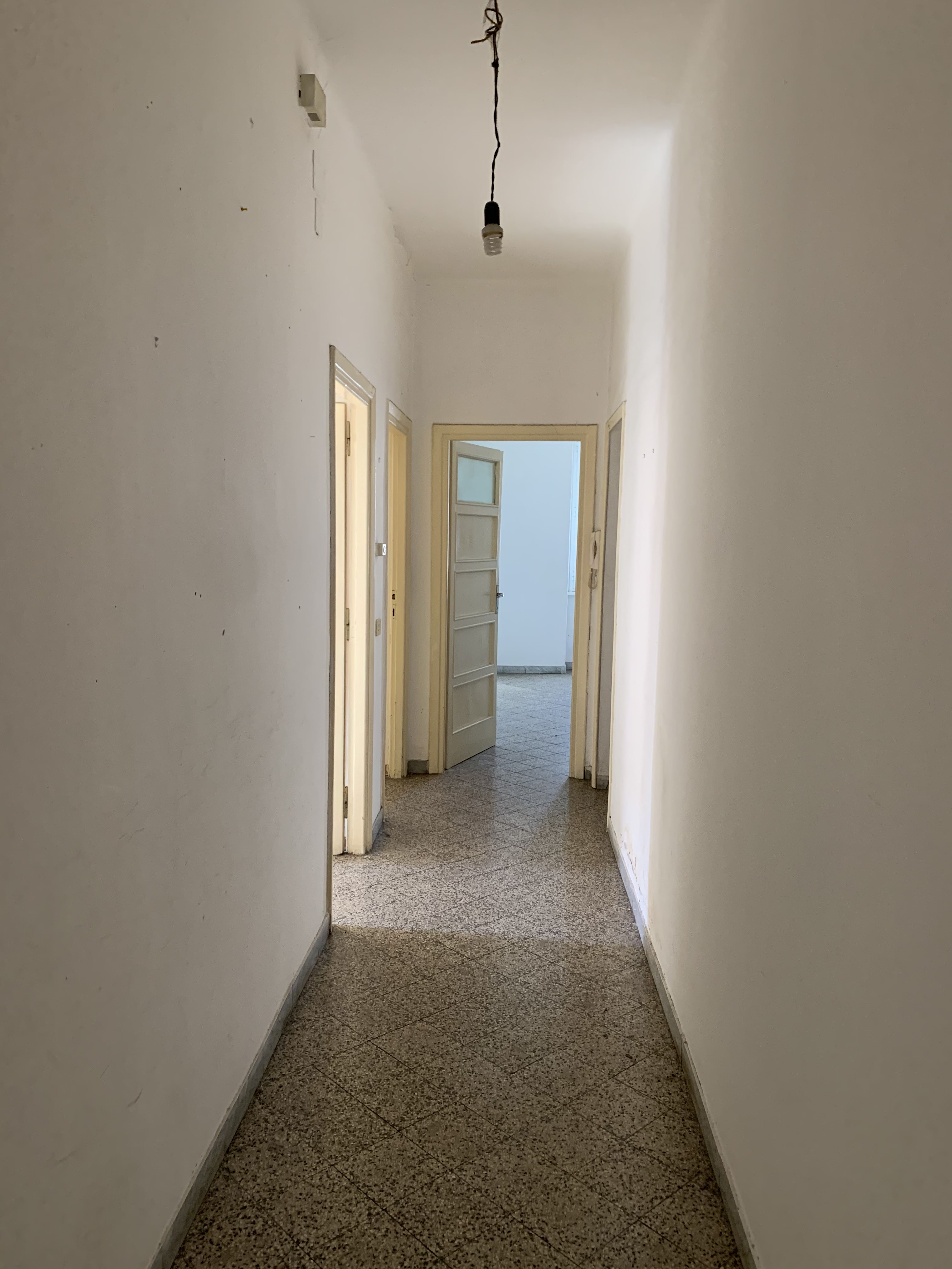 APPARTAMENTO  DI 5 VANI SENZA ASCENSORE. Mq. 88. Identificativi catastali categoria A3- foglio 448 part. 228 sub 550. Libero. LE VISITE PRESSO GLI IMMOBILI SARANNO ESEGUITE ESCLUSIVAMENTE NEI GIORNI E ORARI INDICATI NEL CAMPO NOTE, PREVIA PRENOTAZIONE OBBLIGATORIA DA EFFETTUARSI A MEZZO MAIL ALL'INDIRIZZO prenotazione.alloggi@aterroma.it TASSATIVAMENTE ENTRO LE ORE 14:00 DEL GIORNO FERIALE PRECEDENTE A QUELLO PREVISTO PER LA VISITA.