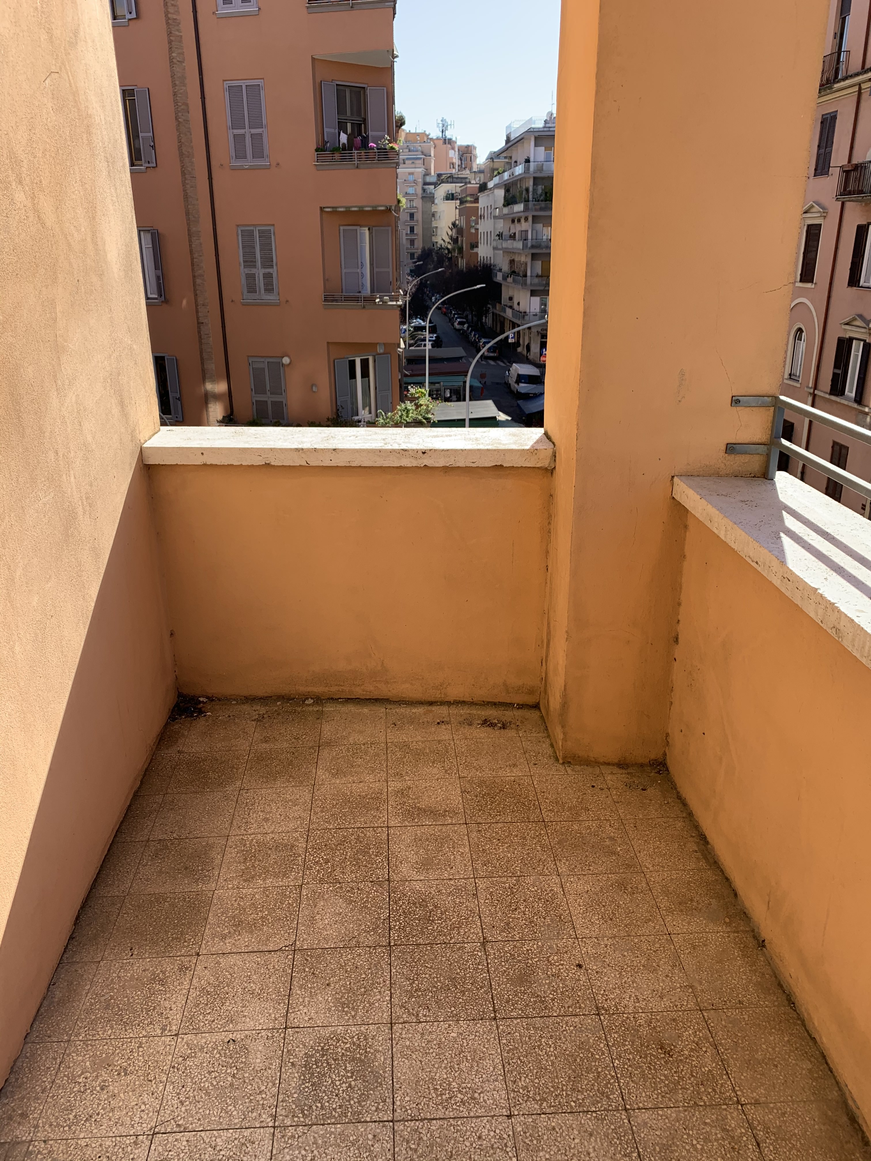 APPARTAMENTO  DI 5 VANI SENZA ASCENSORE. Mq. 88. Identificativi catastali categoria A3- foglio 448 part. 228 sub 550. Libero. LE VISITE PRESSO GLI IMMOBILI SARANNO ESEGUITE ESCLUSIVAMENTE NEI GIORNI E ORARI INDICATI NEL CAMPO NOTE, PREVIA PRENOTAZIONE OBBLIGATORIA DA EFFETTUARSI A MEZZO MAIL ALL'INDIRIZZO prenotazione.alloggi@aterroma.it TASSATIVAMENTE ENTRO LE ORE 14:00 DEL GIORNO FERIALE PRECEDENTE A QUELLO PREVISTO PER LA VISITA.
